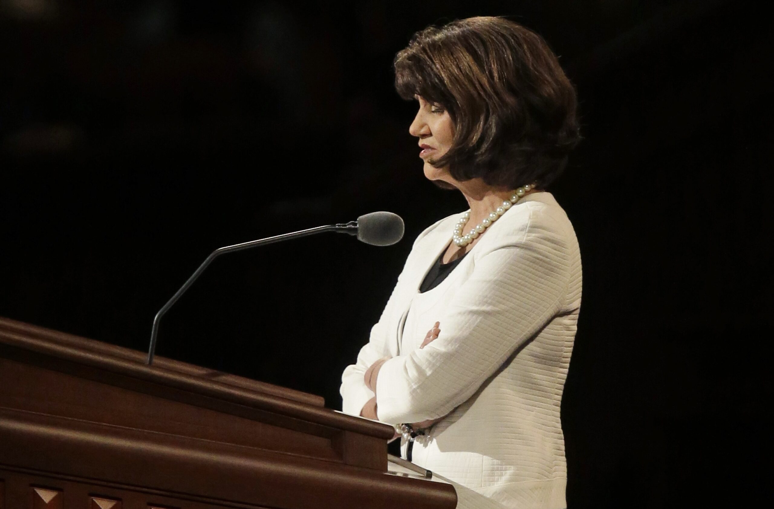 Woman leads closing prayer at Mormon conference