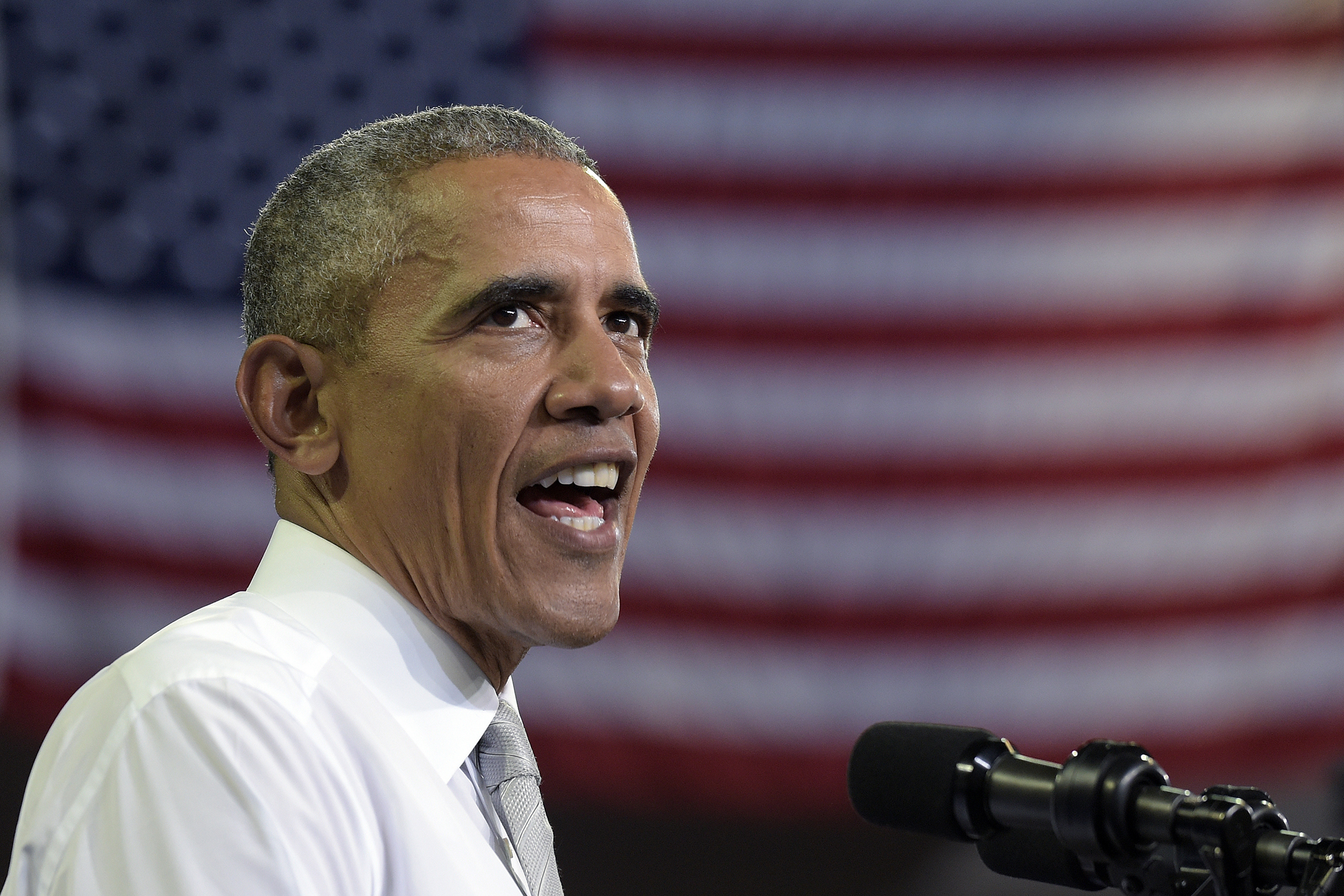 Obama stands by Clinton after FBI announcement
