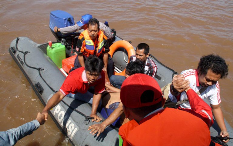 Rescuers evacuate a victim of  a boat sinking in the Kapuas river that left a number of people dead in Central Kalimantan, Indonesia, Thursday, July. 31,2014. It was one of two fatal boat accidents in three days related to celebrations of Eid al-Fitr holiday that marks the end of the Muslim fasting month of Ramadan, the time of the year when millions of Muslims across the country travel to their hometowns to celebrate the festivity with their families. (AP Photo)