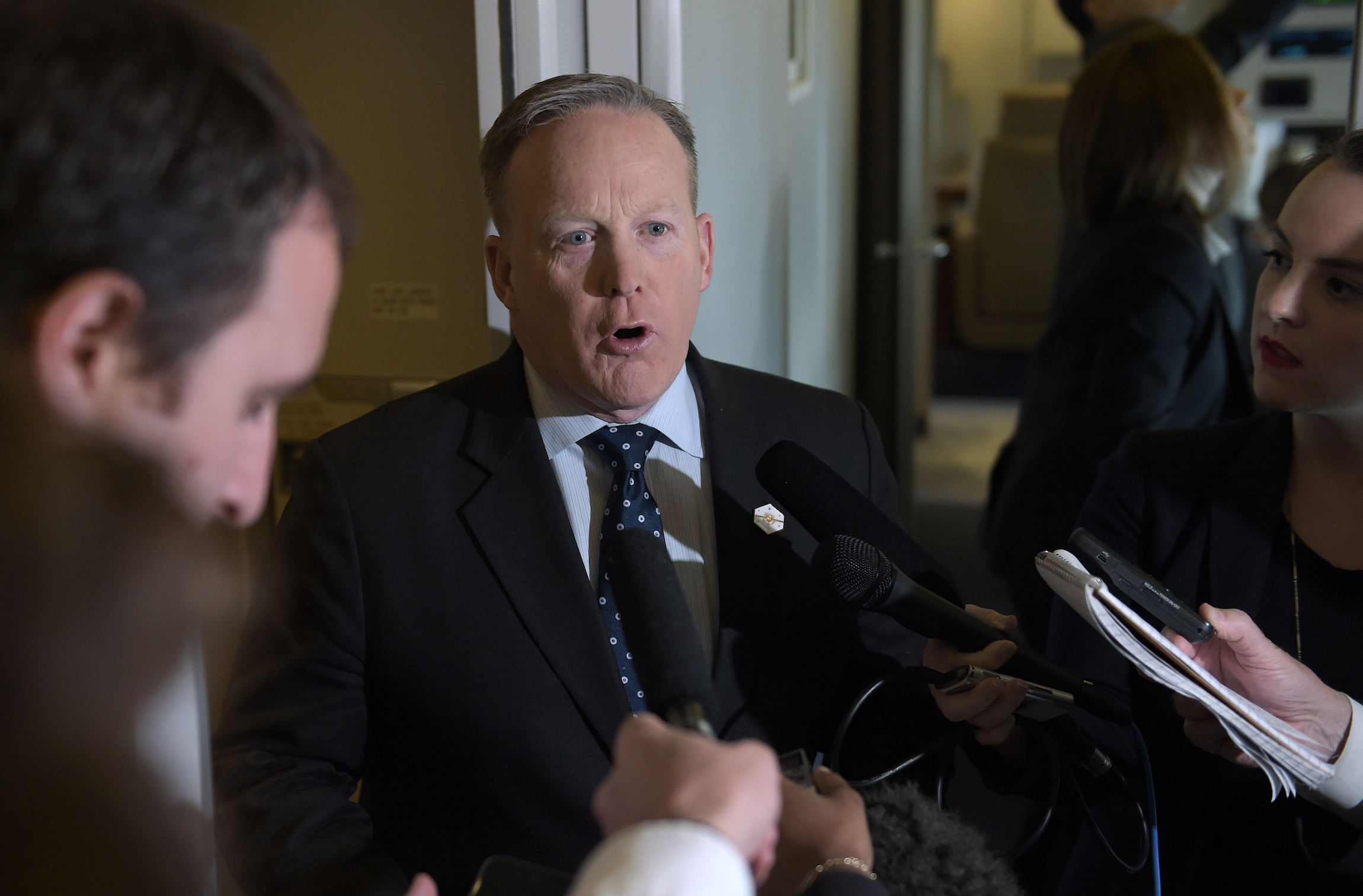 White House press slams Spicer for invite-only briefing