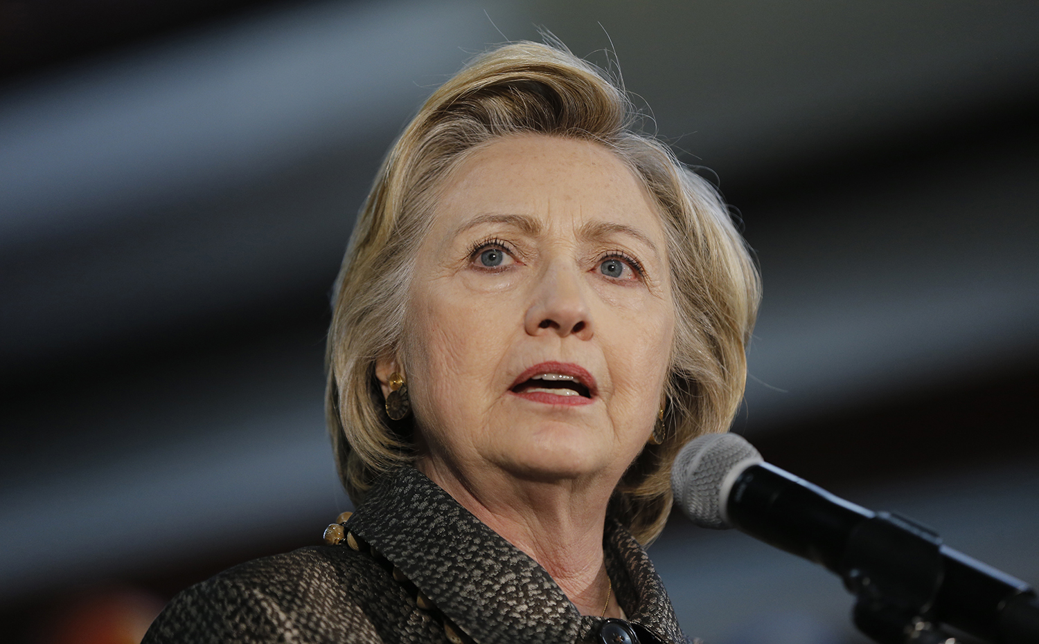 Clinton breaks Twitter silence for Thanksgiving