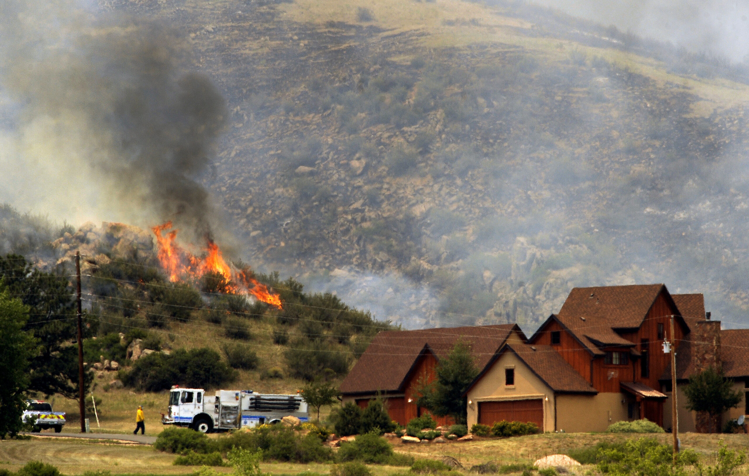 Hundreds evacuated as Colo., NM fires spread