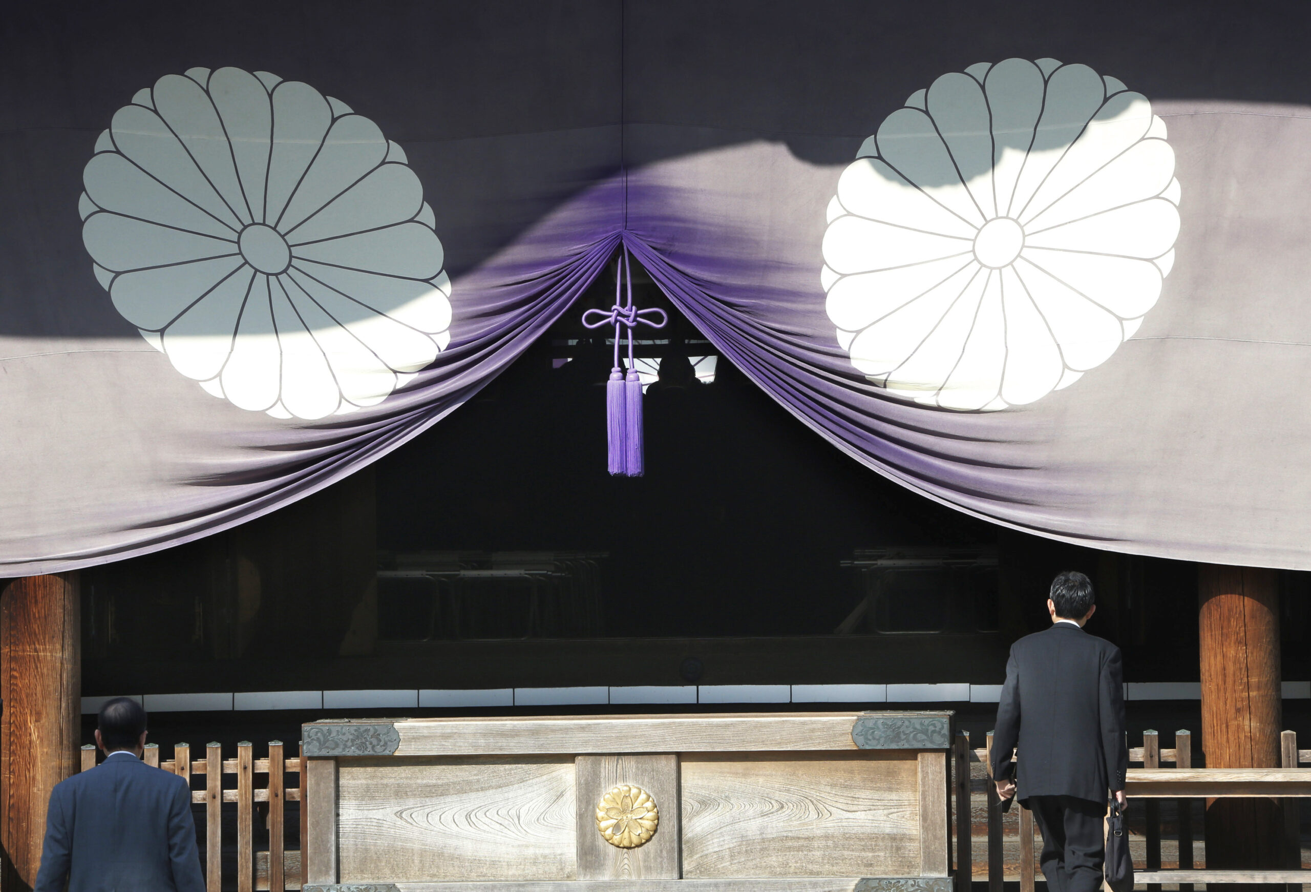 Japan minister at shrine honoring war criminals