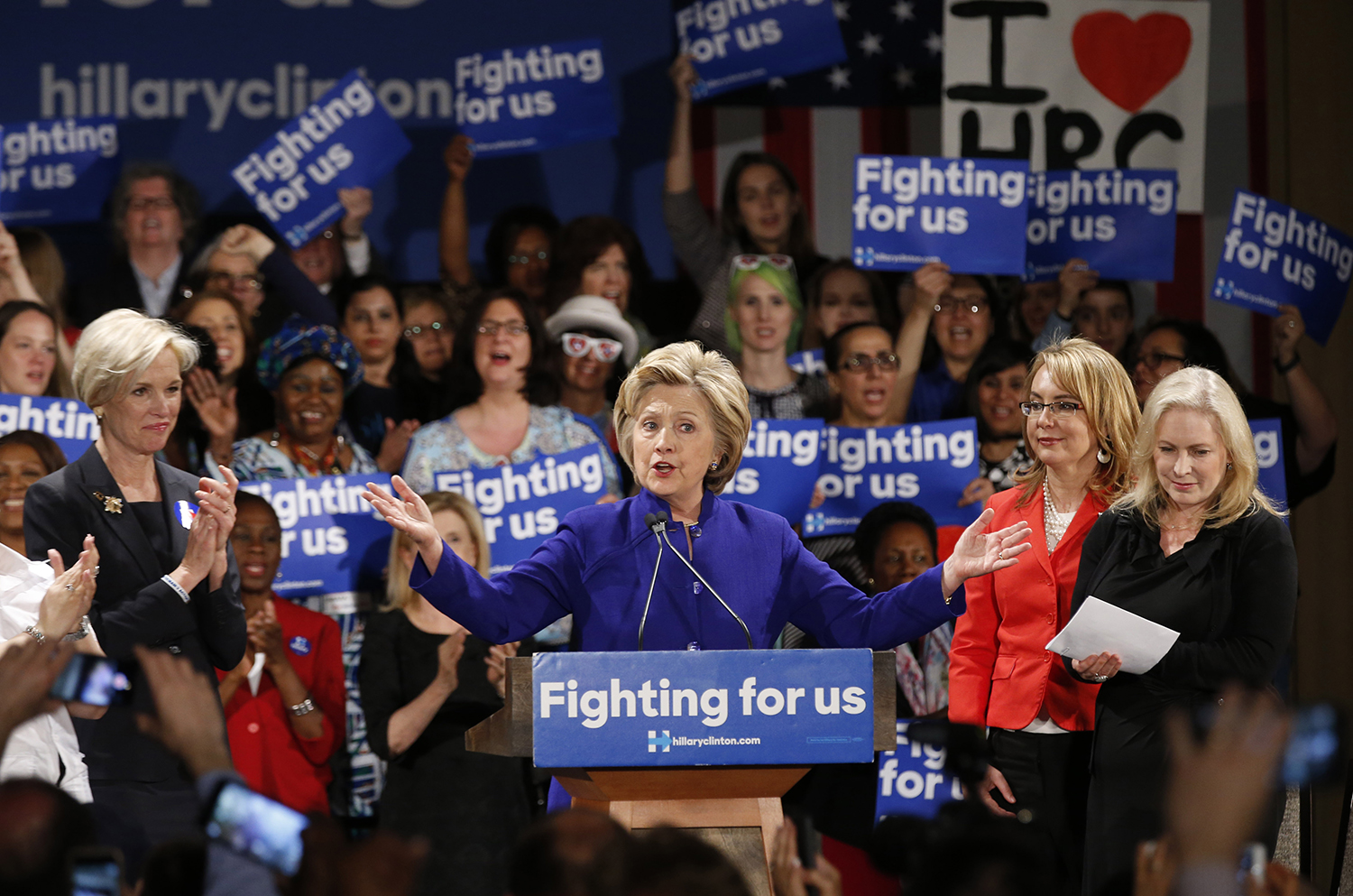 Report: Hillary Clinton gives DNC campaign email list