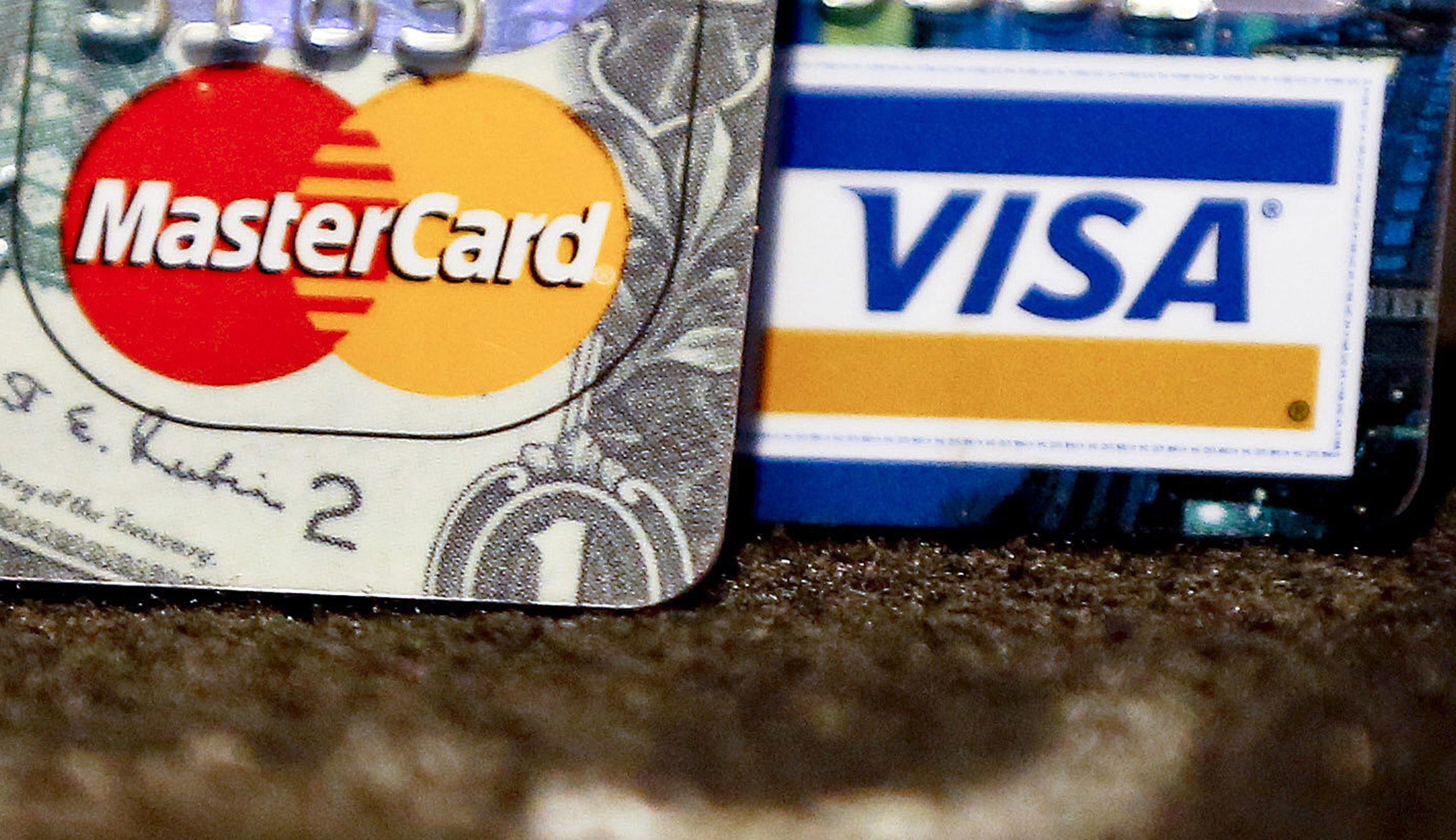 Credit card debt surprisingly high at nearly $1 trillion in first quarter