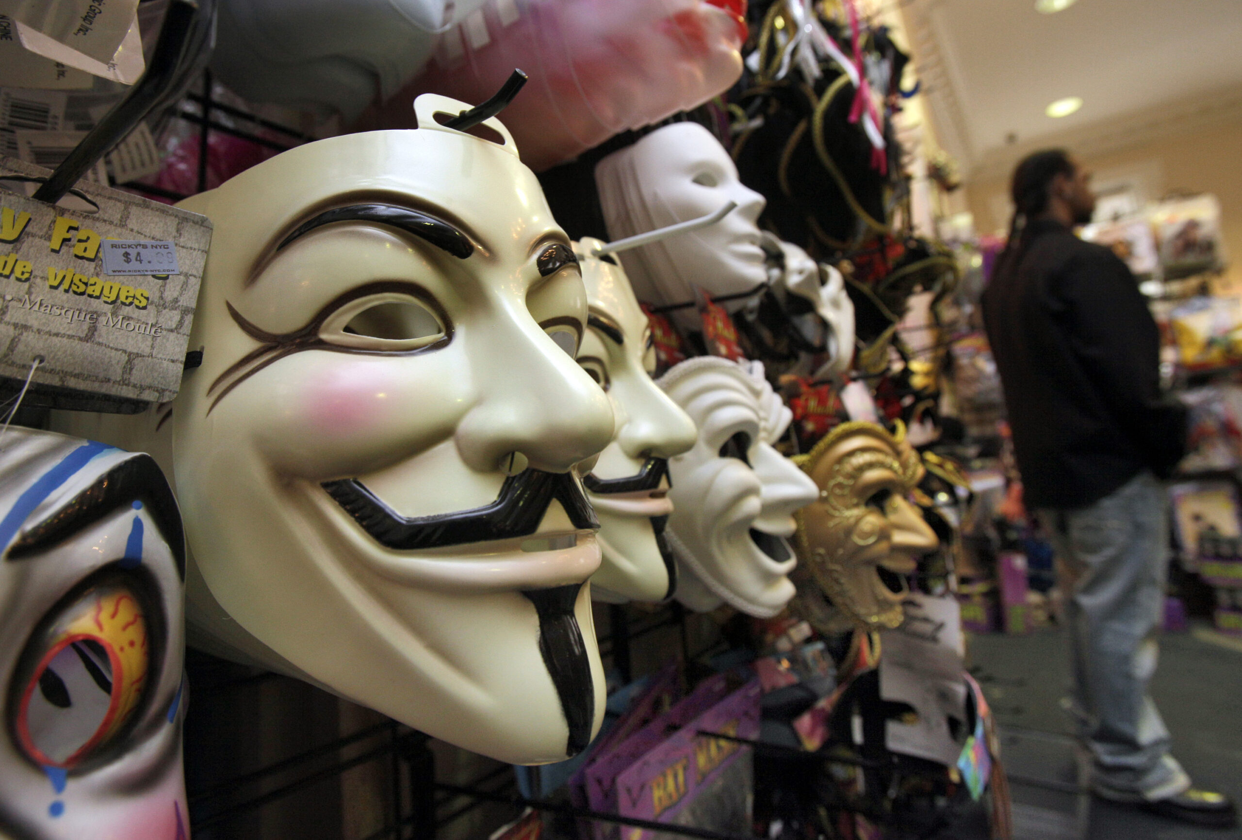 Celebrate Guy Fawkes Day with these 7 ‘V for Vendetta’ clips
