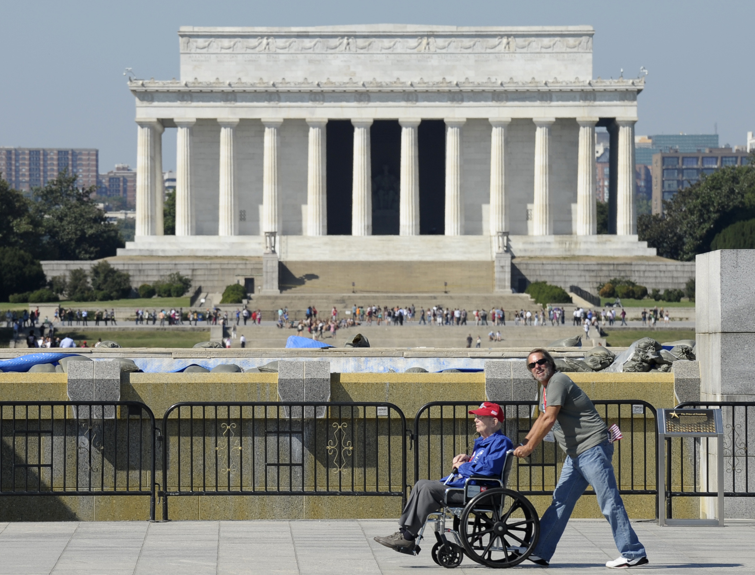 Veterans visit WWII Memorial despite shutdown