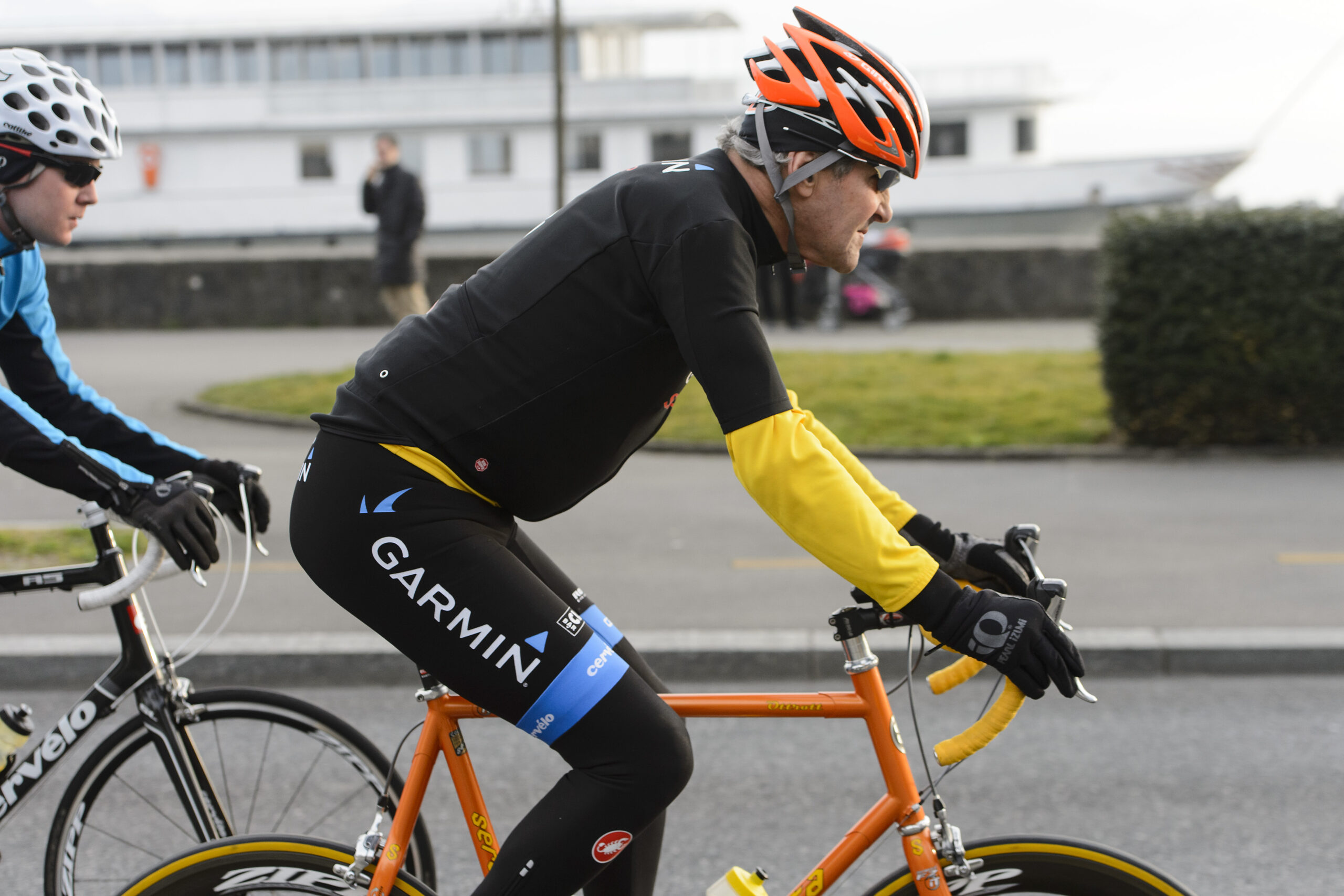 Kerry breaks leg in bike crash