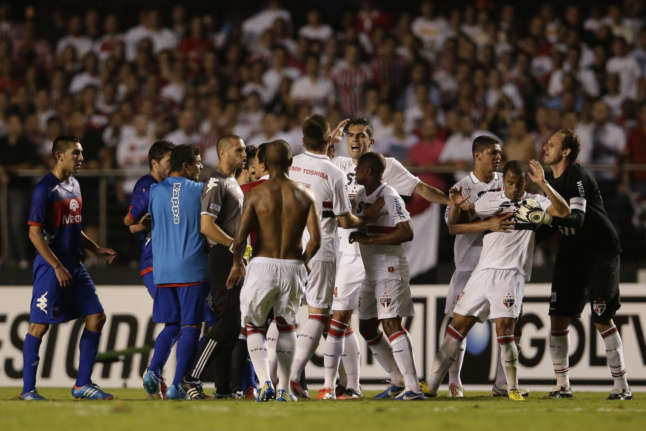 Violence-marred match hurts Brazil football image