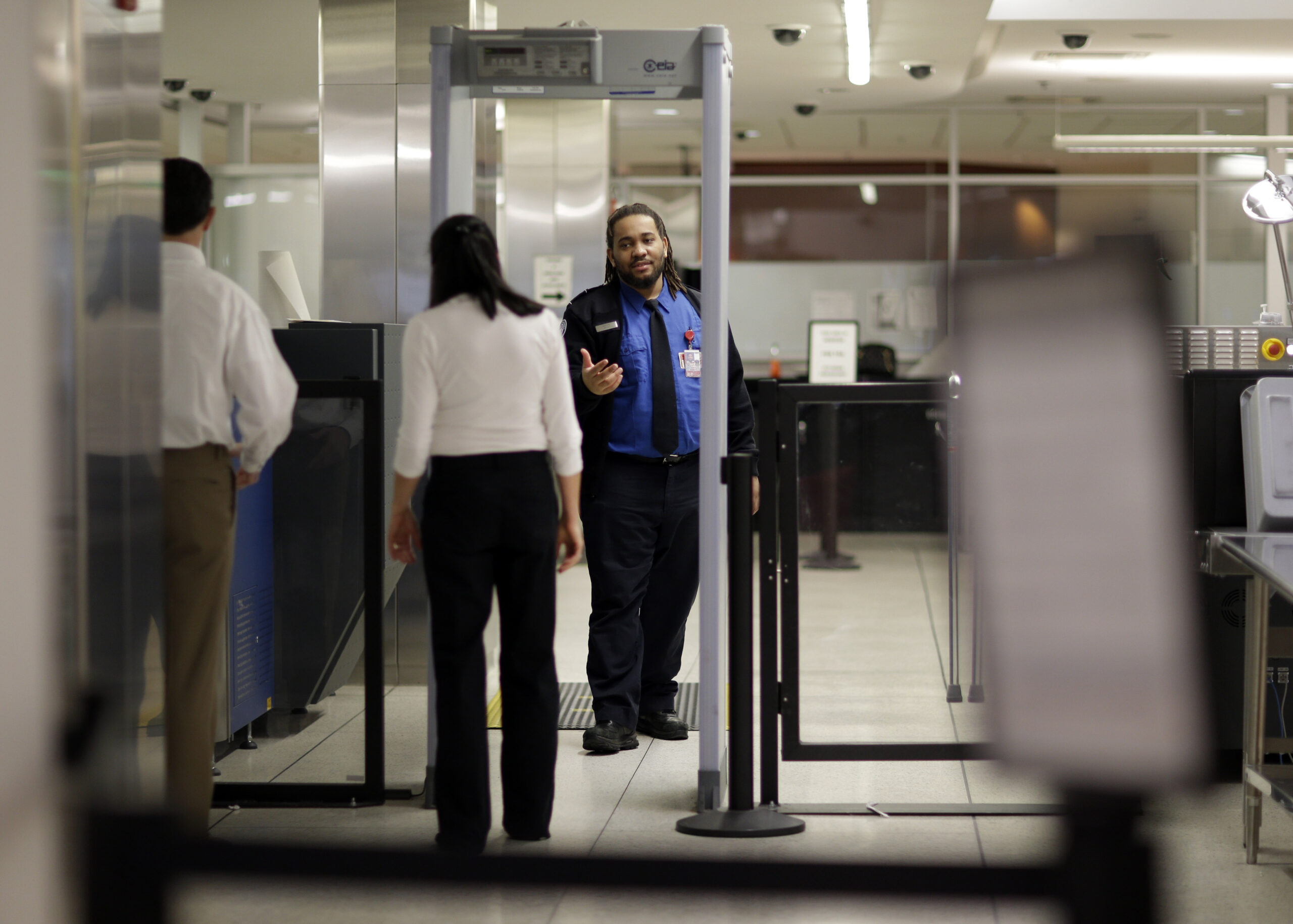 Contractors who approve sea and airport workers creates a security risk, GAO says