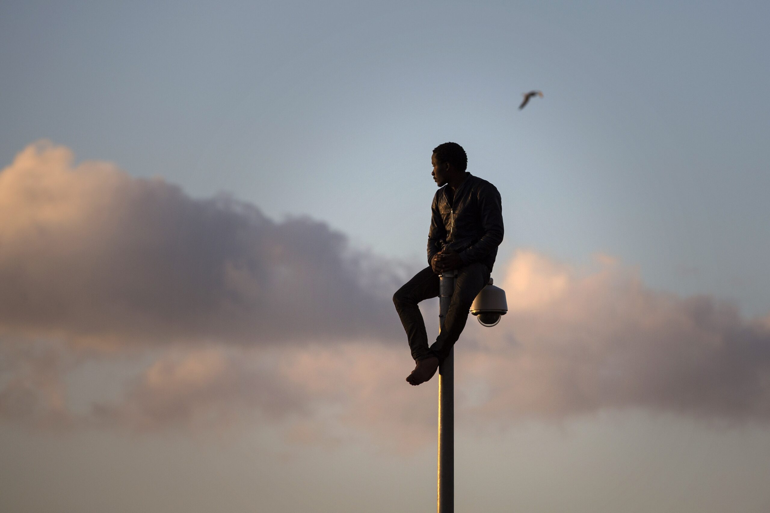 Hundreds of migrants rush Spain’s border