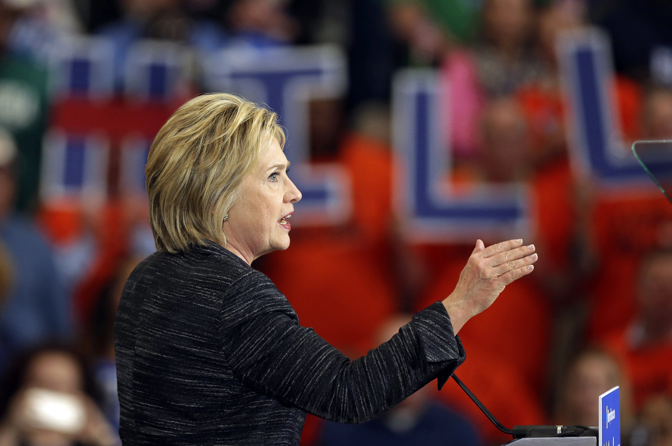 Clinton calls for sanctions after Iran missile testing