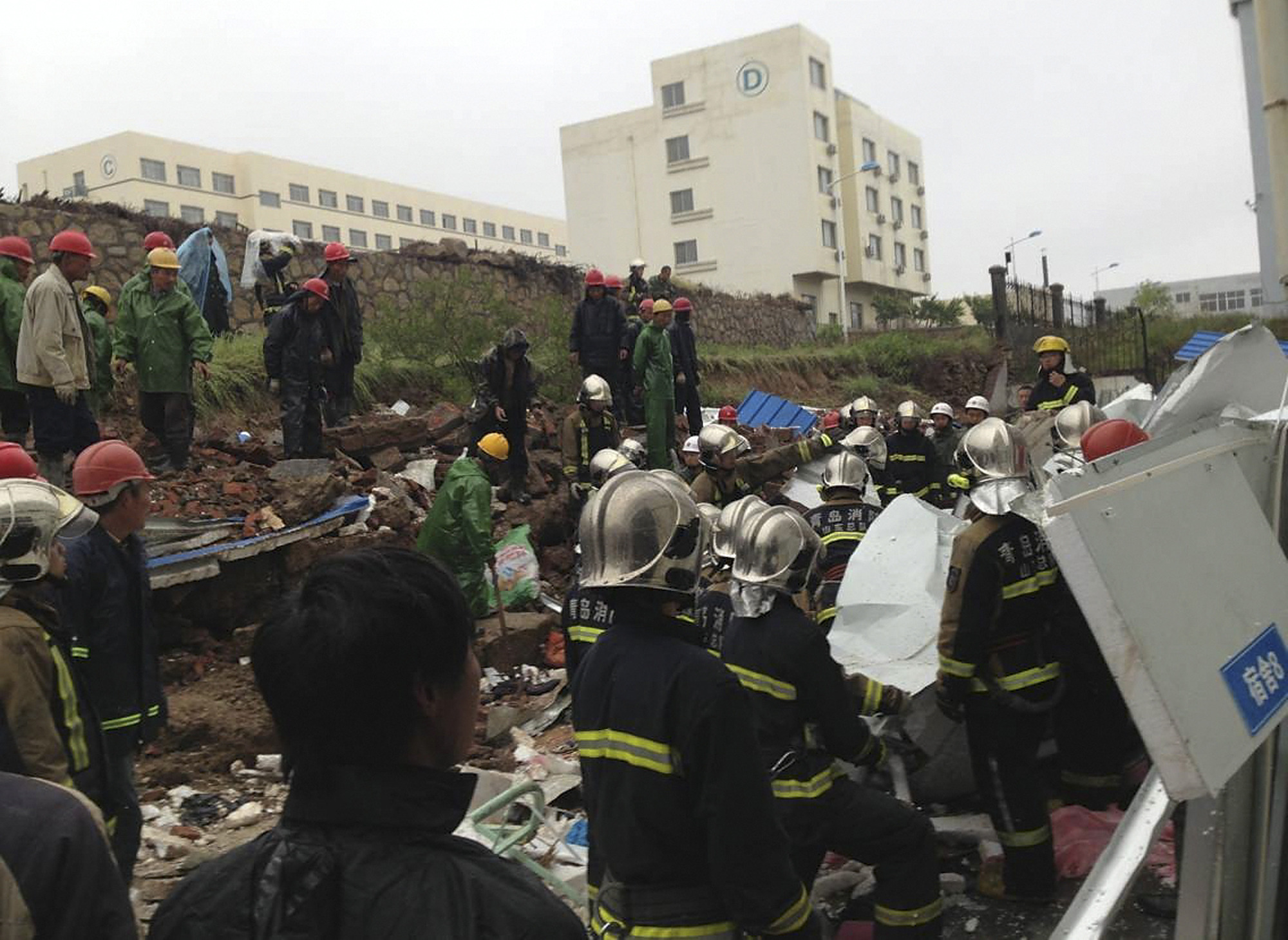 Wall collapses in eastern China, killing 18 people