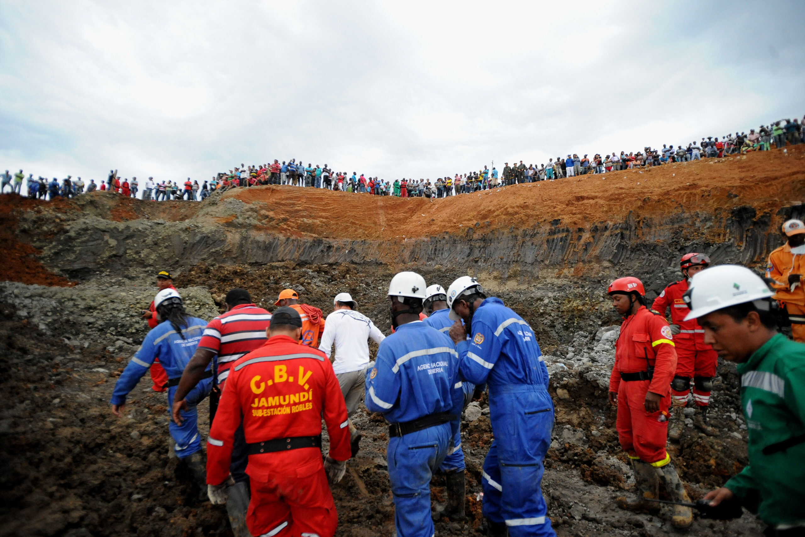 Rescue effort resumes at collapsed Colombian mine