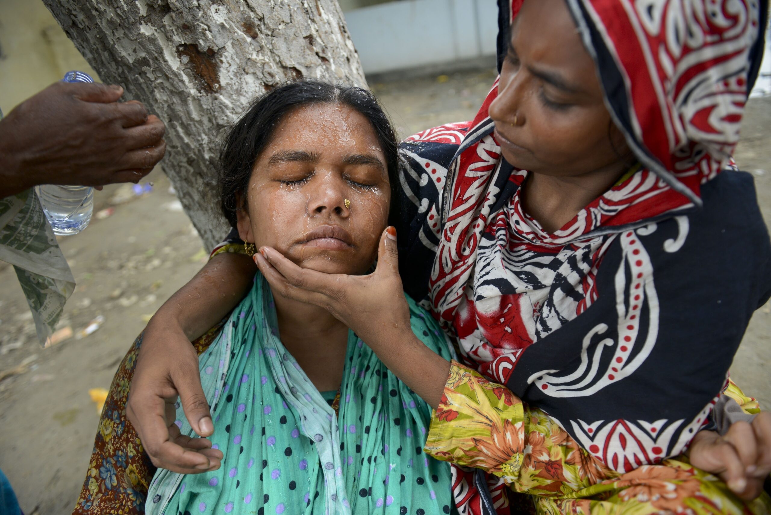 Bangladesh fire kills 8 as collapse toll hits 950