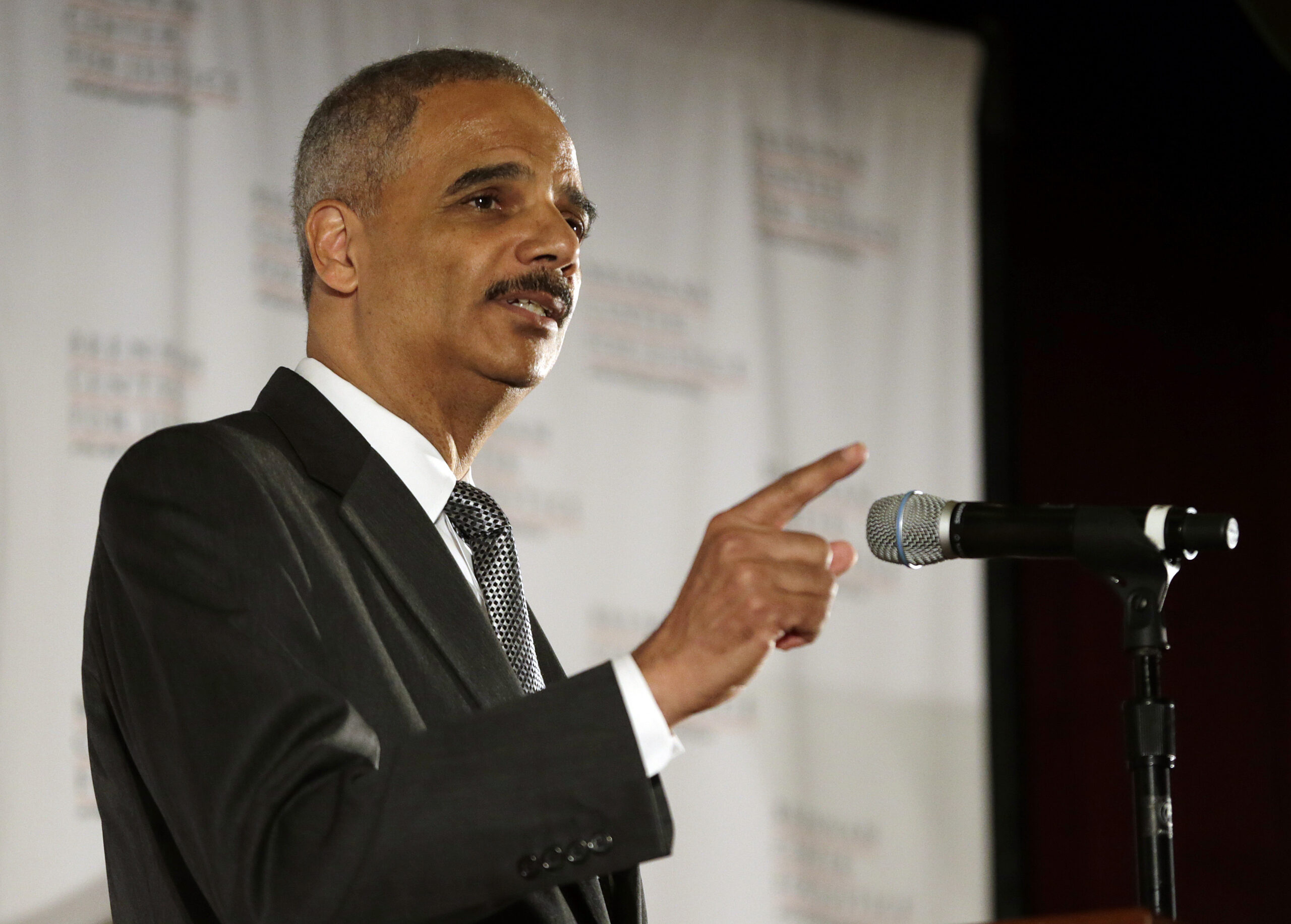 Federal prison population drops by roughly 4,800