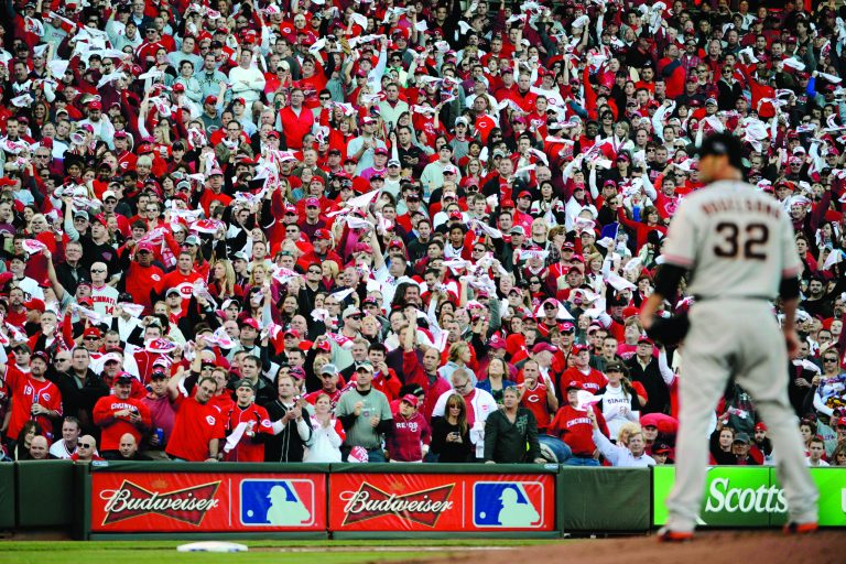 Giants beat Reds to stay alive in NLDS