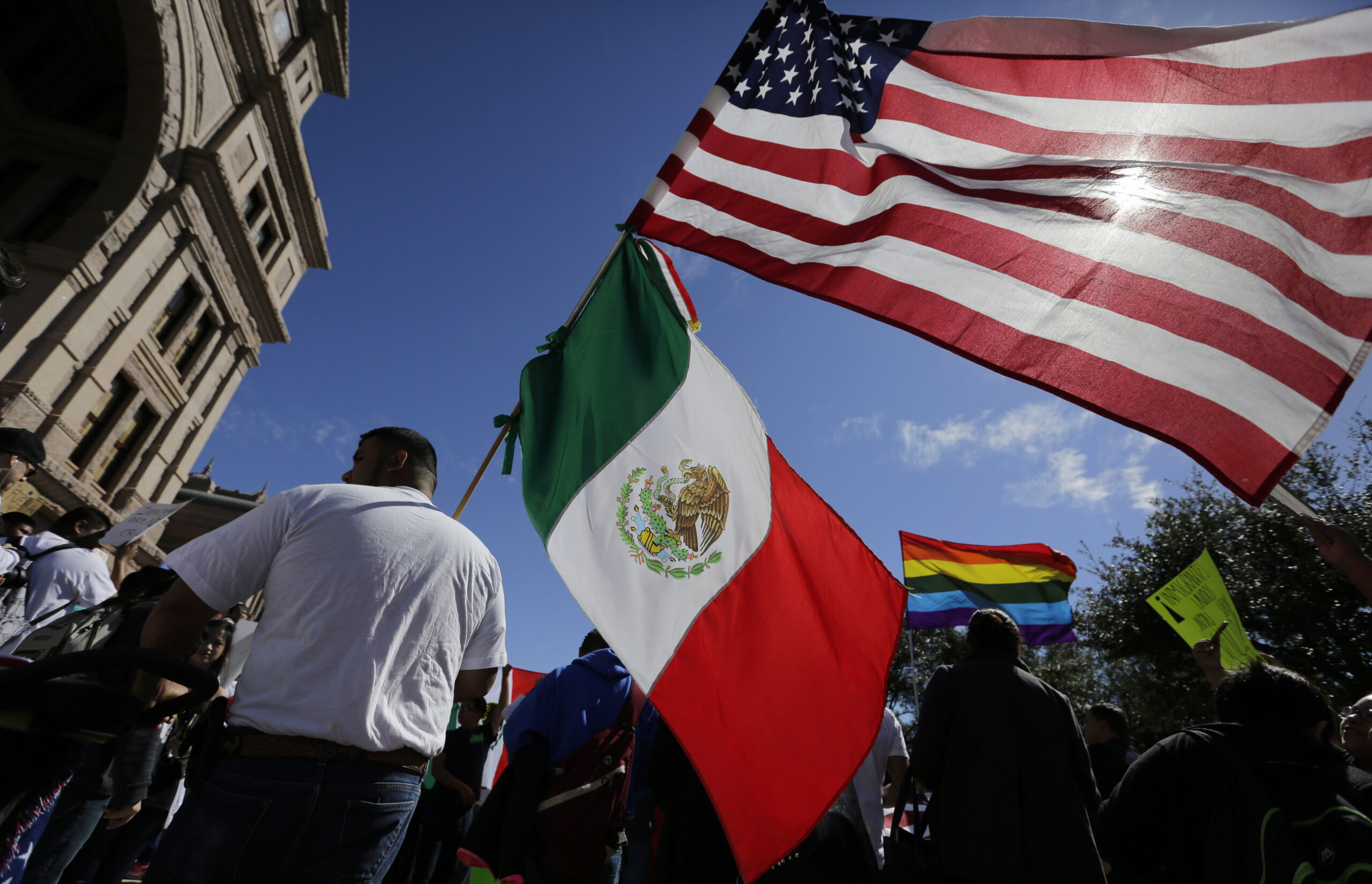 Mexico rewards US-educated illegals with English teacher jobs