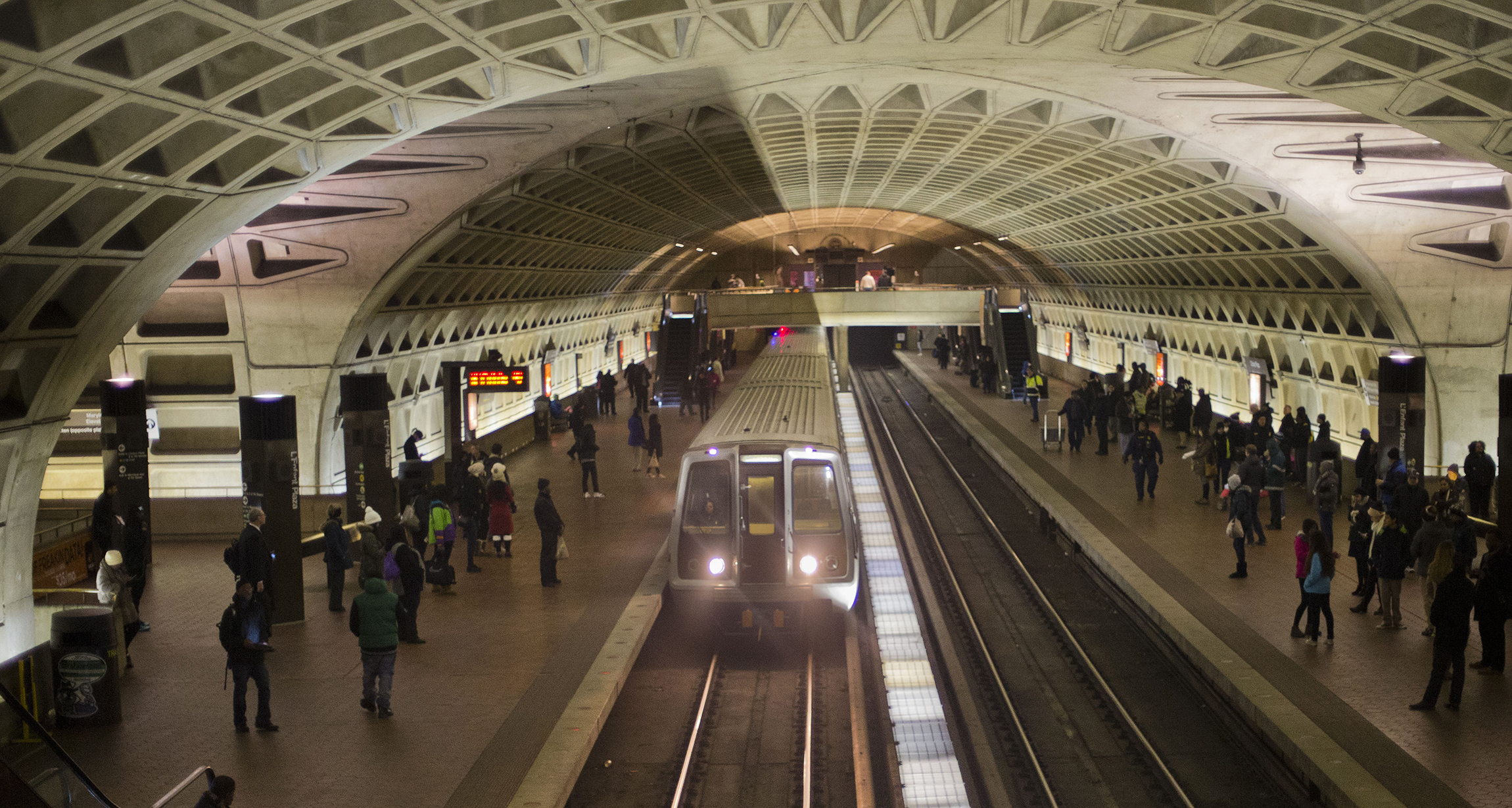 Off-duty feds take down armed man on DC Metro