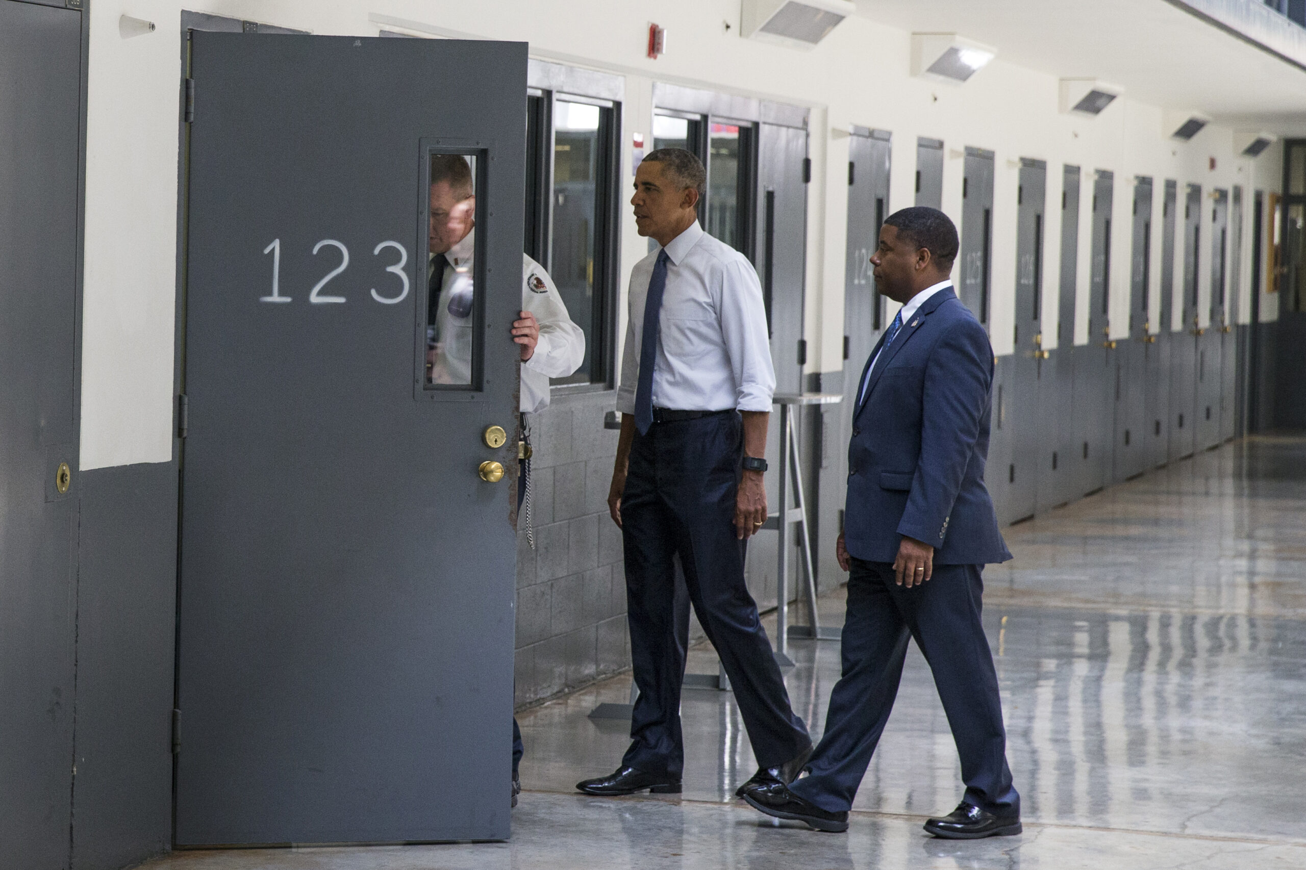 GOP warns: 10,000 prisoners will be released early under Obama this year