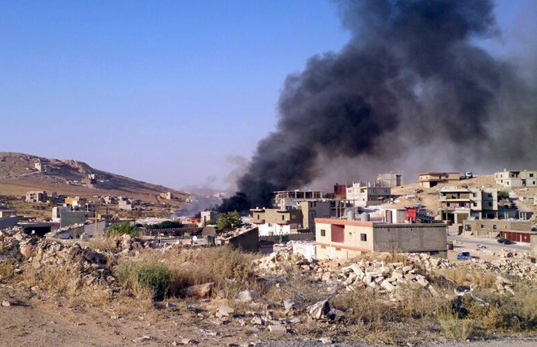 Syria rebels raid Lebanese town, capture troops