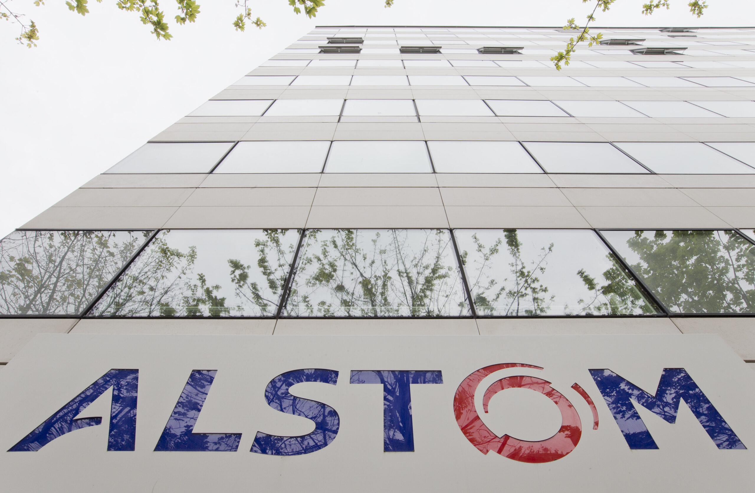 Trading in Alstom halted amid talk of GE bid