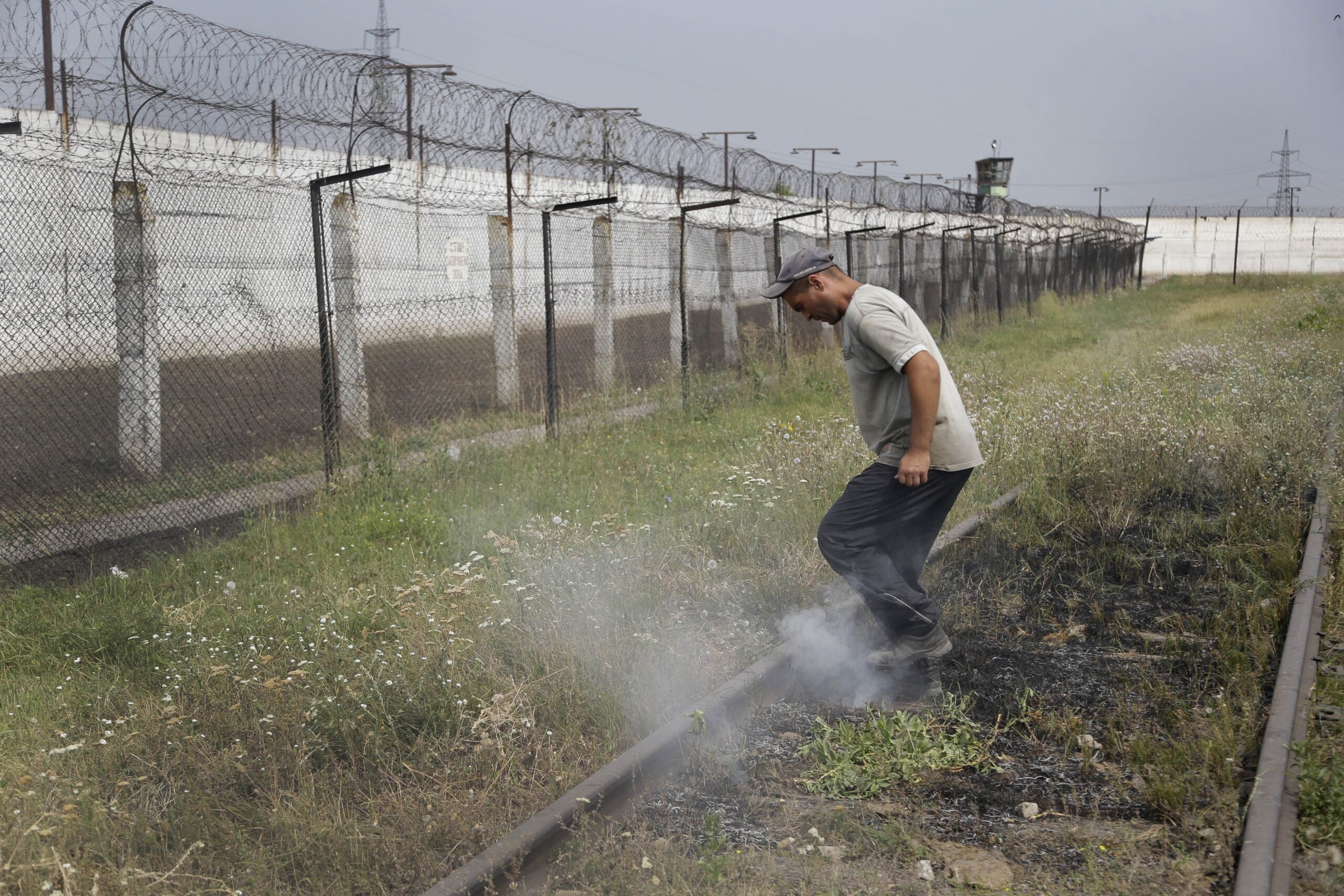 Ukraine OKs Red Cross-led aid mission to east