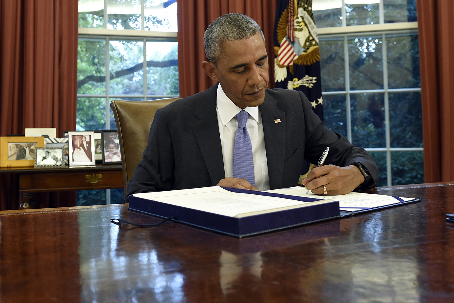 Obama signs bill keeping government open until Dec. 9