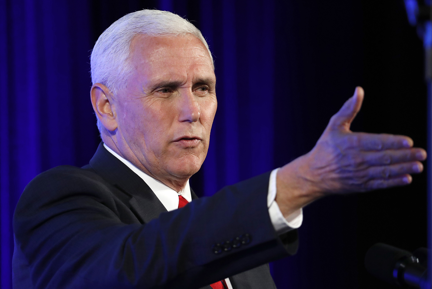 Notre Dame students hurt themselves with Mike Pence walkout