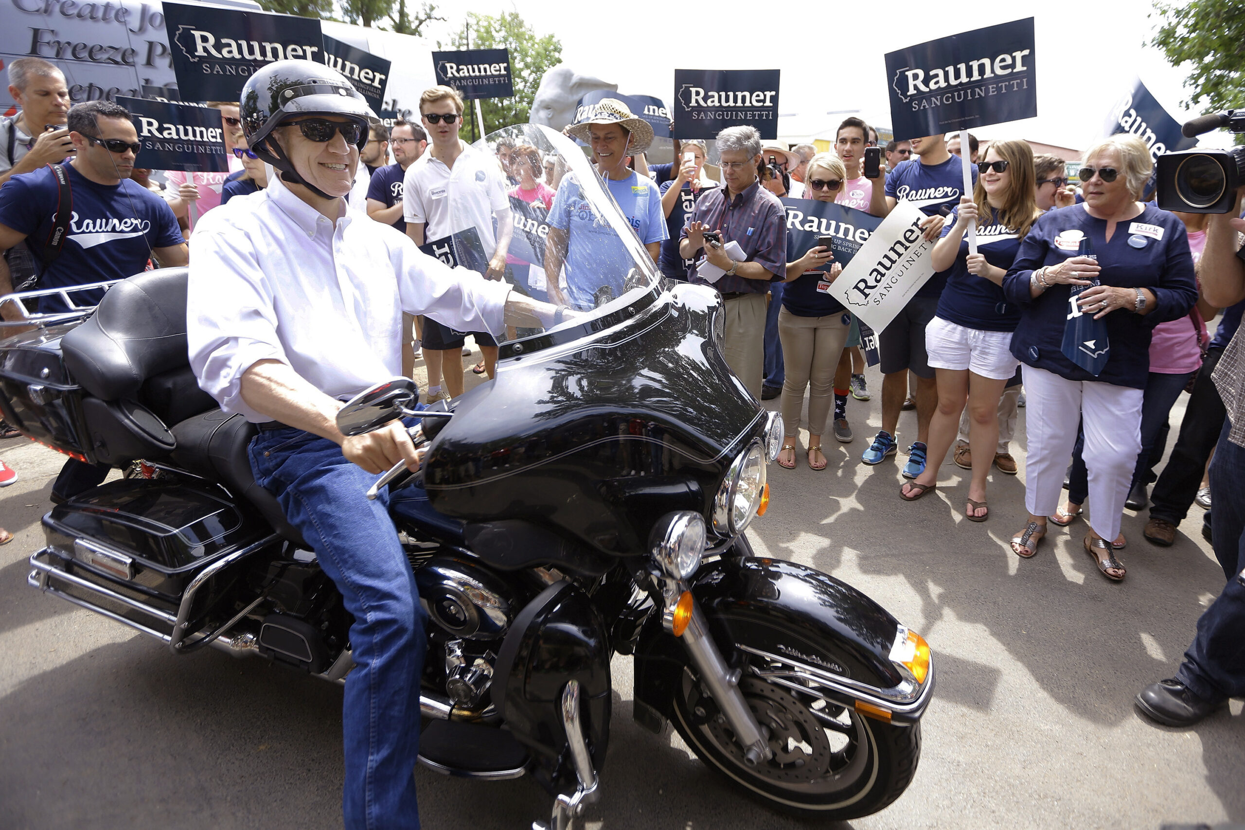 Harley-riding Rauner revs up GOP at Illinois fair