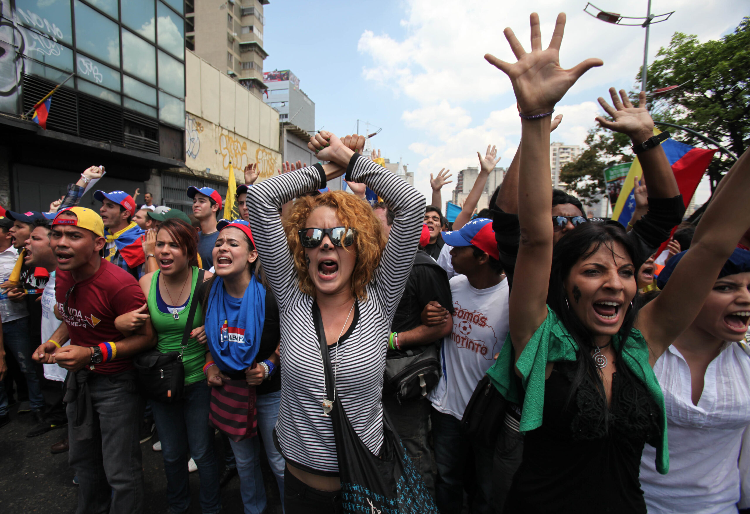 Chavez backers, protesters clash in Venezuela