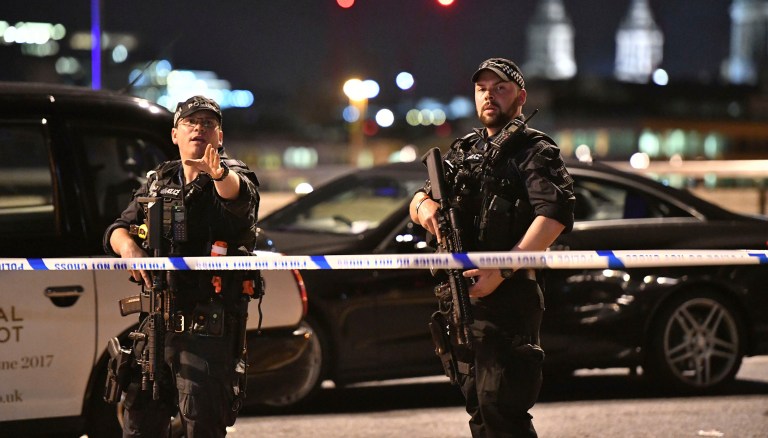 London police responded to reports of an incident where a vehicle crashed into people on the London Bridge on Saturday. (Dominic Lipinski/PA vía AP)