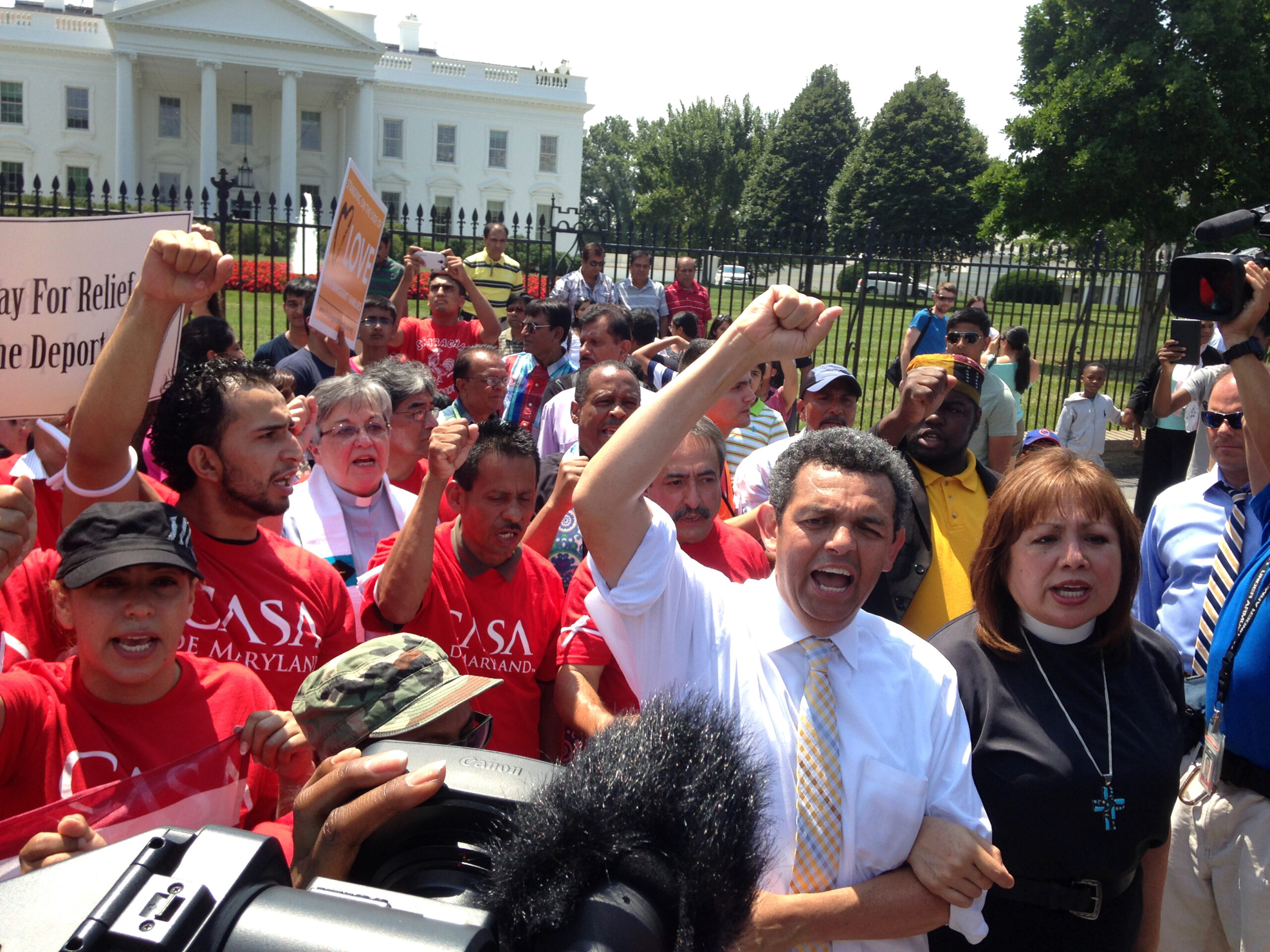 Obama weighs broader move on legal immigration