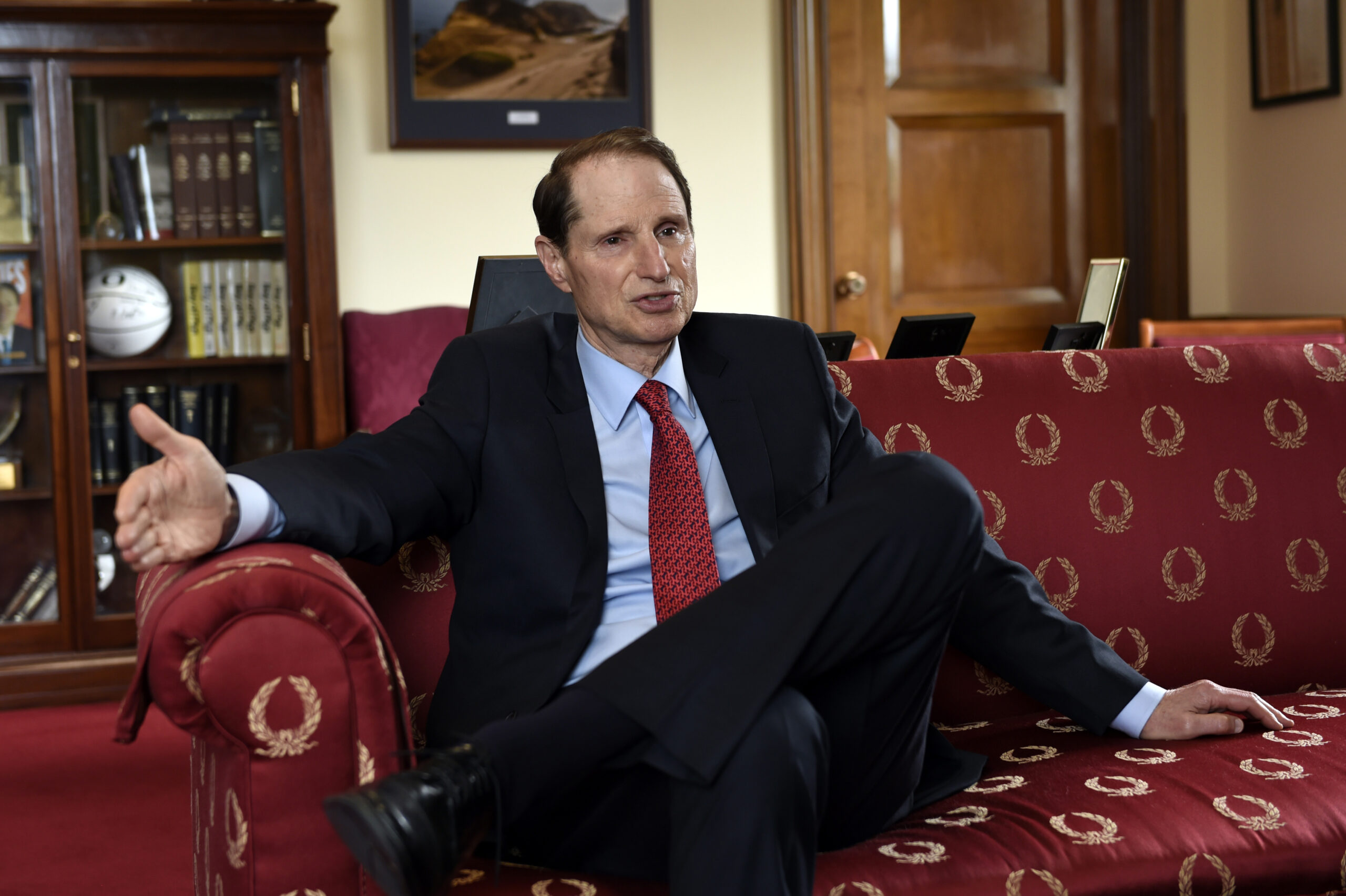 Wyden slams federal response on OPM breach