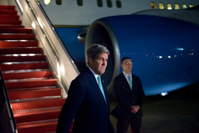 US Secretary of State John Kerry arrives at Andrews Air Force Base in Maryland on April 3, 2015. Kerry returned after participating in Iran nuclear program talks in Switzerland. (AFP PHOTO/BRENDAN SMIALOWSKI/POOL)