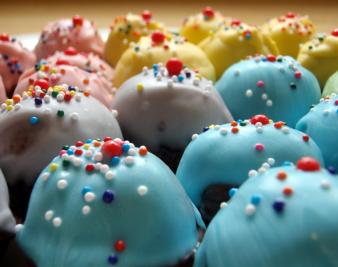 With Business in Front of F.C.C., AT&T Sends Gift of 1,500 Cupcakes