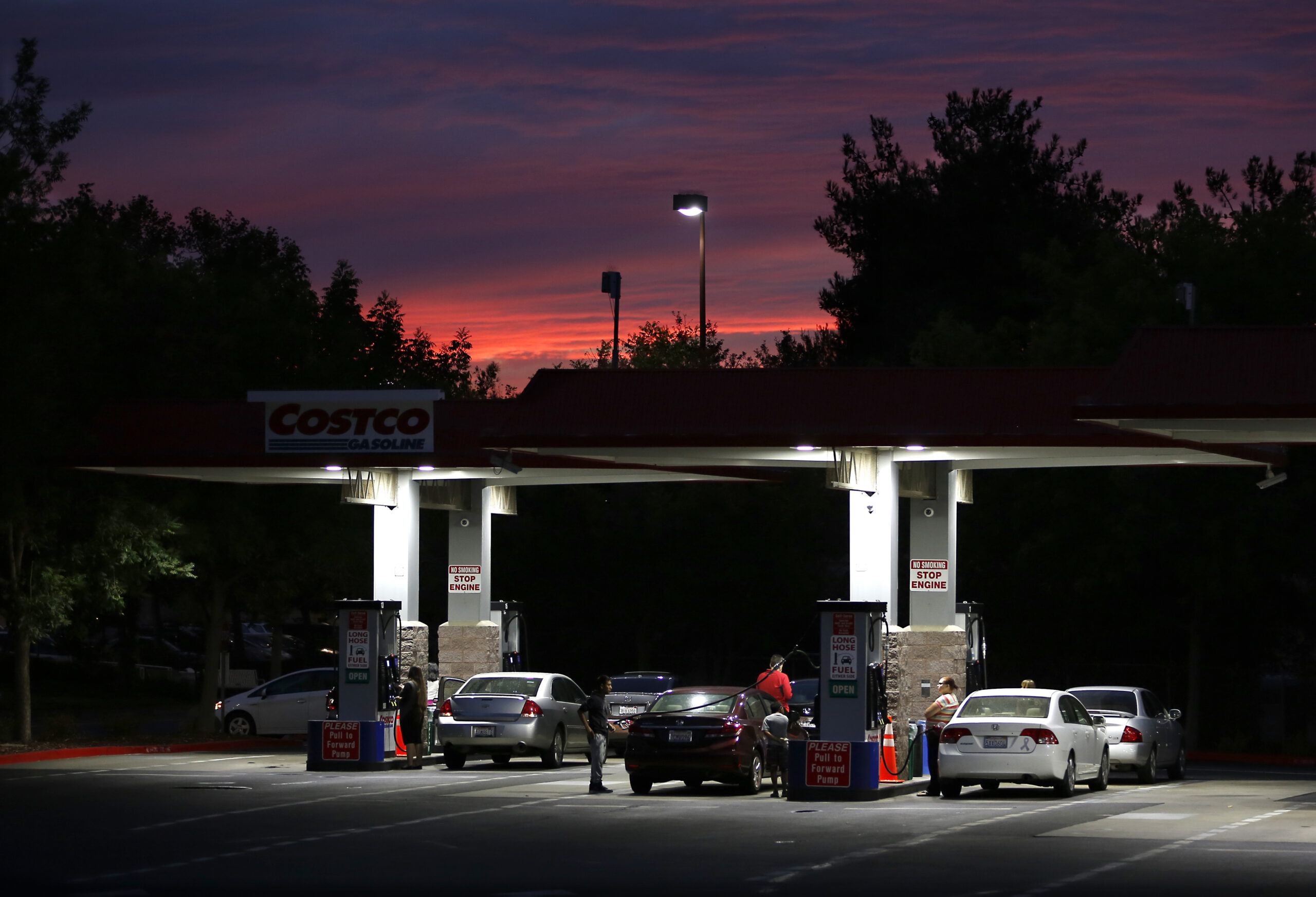 Gas prices plummet, just $1.95 in DC area, lowest for July 4th since 2005
