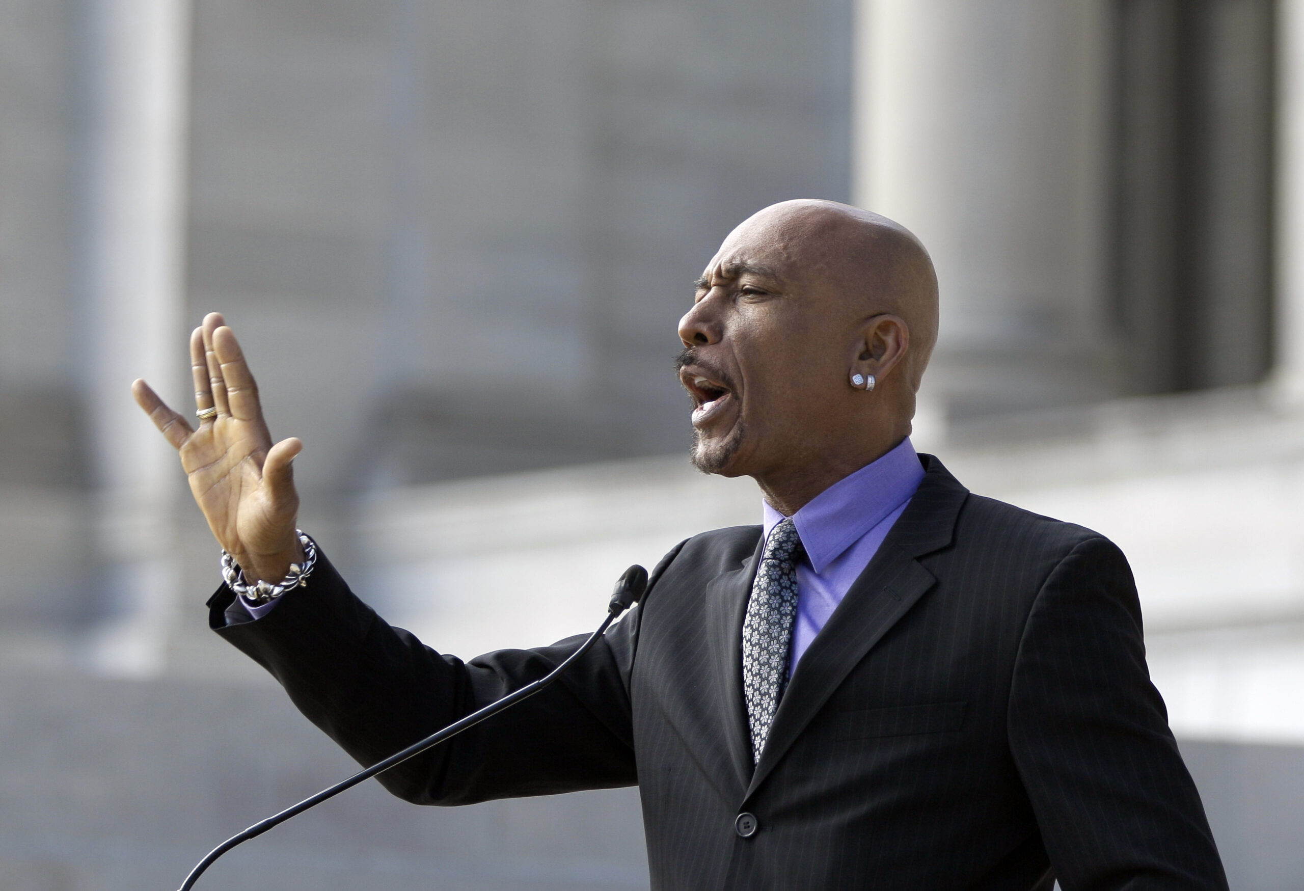 Montel Williams picks Clinton over Trump