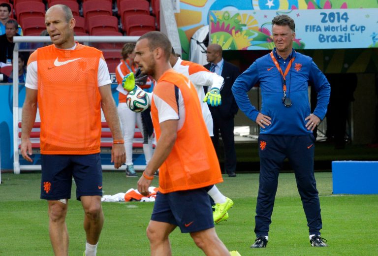Netherlands' head coach Louis van Gaal, right, looks at the players Arjen Robben, left, and Wesley Sneijder, center, during the official training the day before the group B World Cup soccer match between Australia and the Netherlands at the Estadio Beira-Rio in Porto Alegre, Brazil, Tuesday, June 17, 2014.  (AP Photo/Michael Sohn)