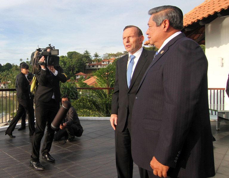 Australian Prime Minister Tony Abbott, second from left,  talks with Indonesian President Susilo Bambang Yudhoyono during their meeting in Batam, Indonesia, Wednesday, June 4, 2014. The leaders of Indonesia and Australia met Wednesday for the first time since relations between the countries were damaged over spying allegations. (AP Photo/Tundra Laksamana)
