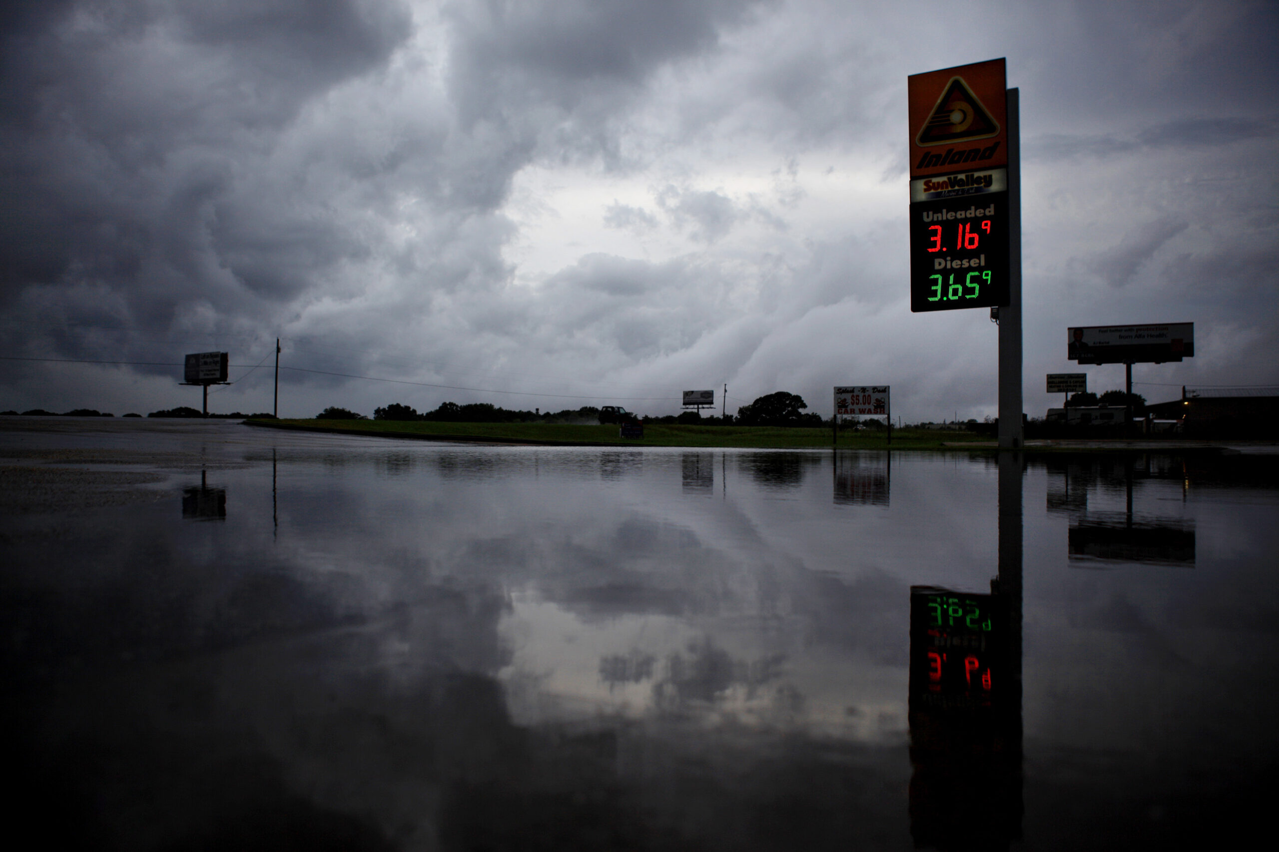 Heavy rains flood homes, jail in Fla. Panhandle