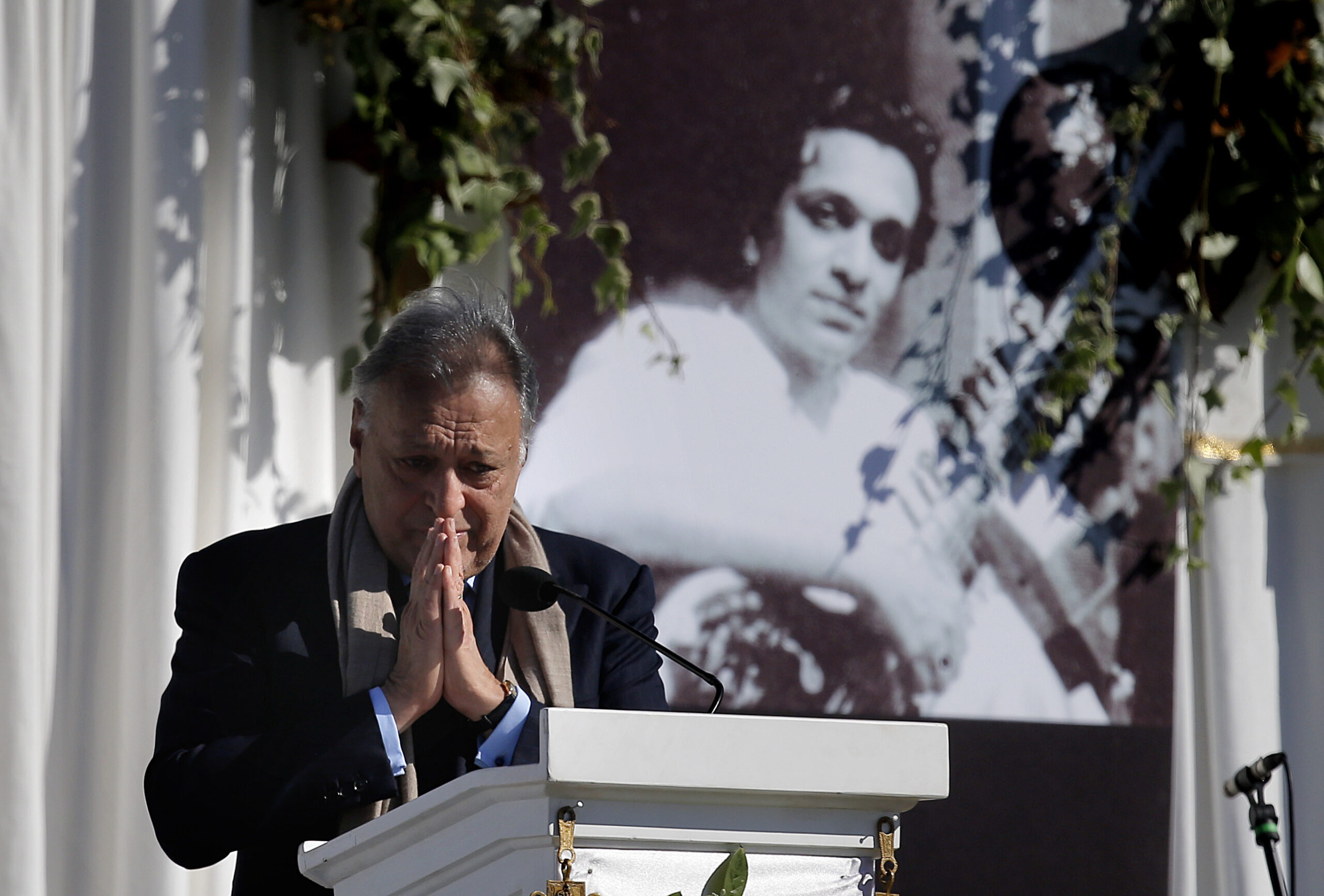 Hundreds honor Ravi Shankar at California memorial