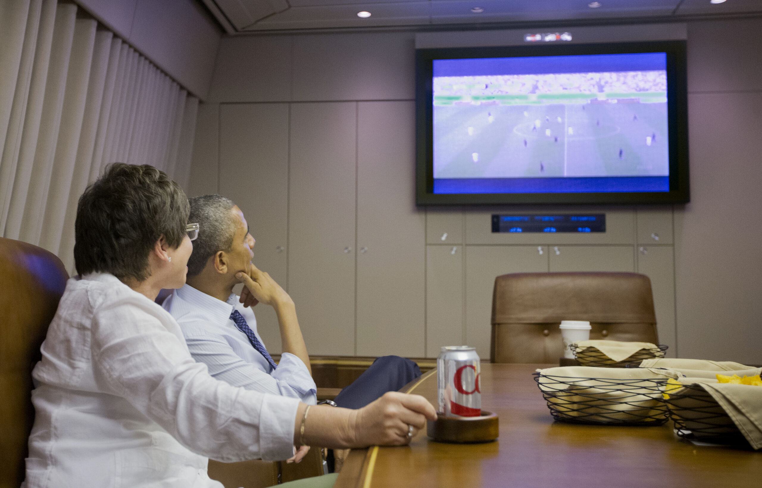Obama watches US in World Cup on way to Minnesota