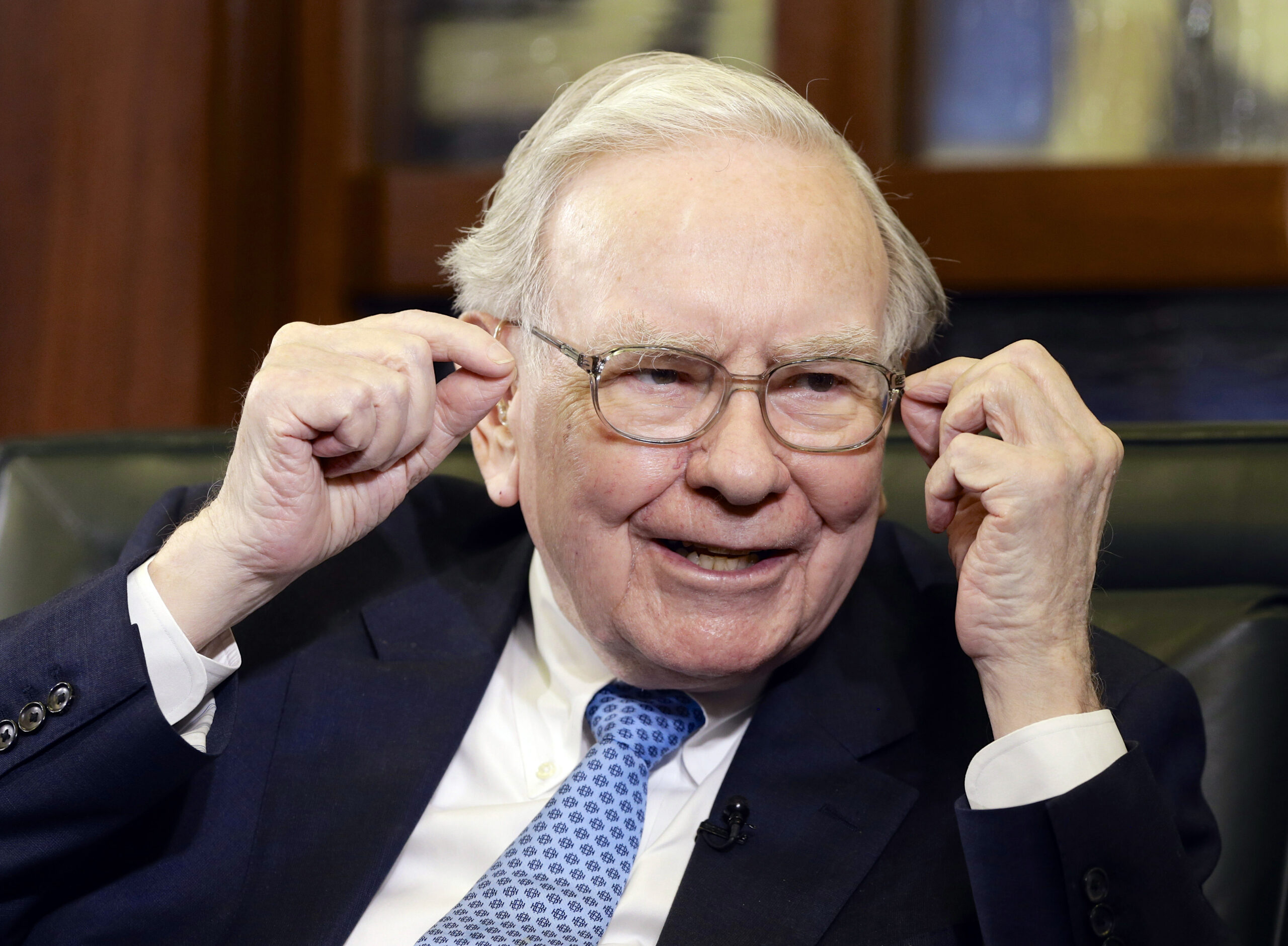 Buffett defends how he runs Berkshire Hathaway