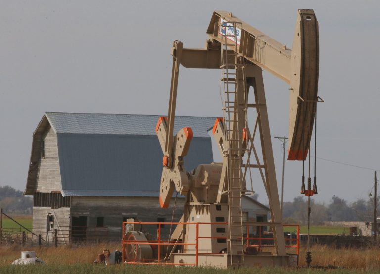 A SandRidge Energy rig pumps oil near Anthony, Kan., on Nov. 14. (AP Photo/Orlin Wagner)