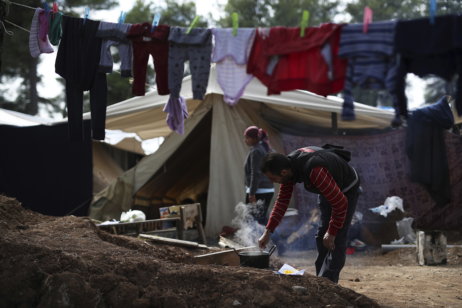Trump to order immediate halt of Syrian refugee program