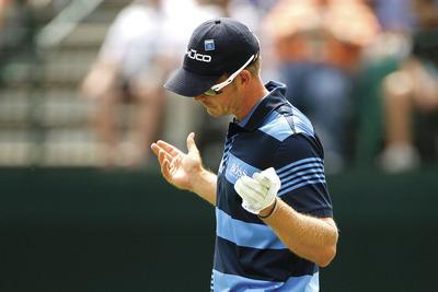 Pine straw dogs play in Masters