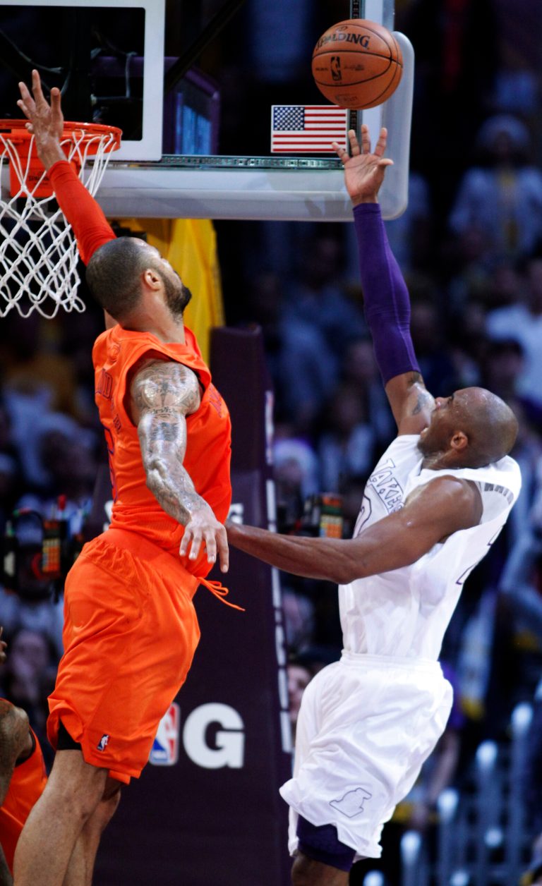   Los Angeles Lakers guard Kobe Bryant, right, shoots against New York Knicks center Tyson Chandler, left, during the second half of their NBA basketball game in Los Angeles, Tuesday, Dec. 25, 2012. The Lakers won 100-94. (AP Photo/Alex Gallardo)  