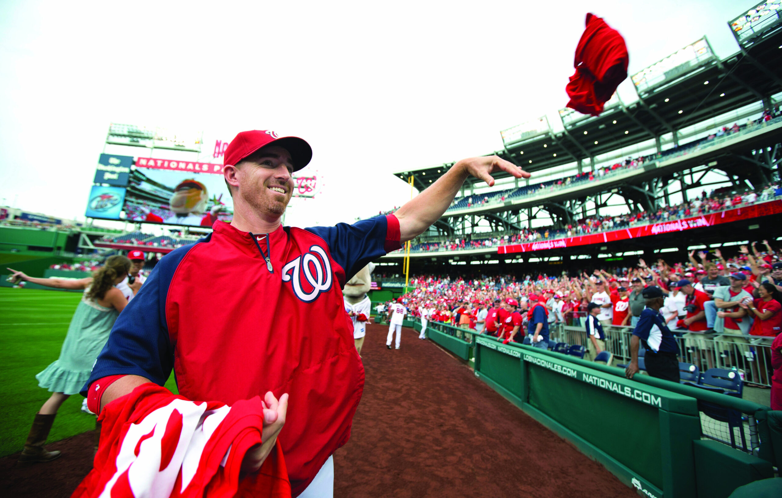 Nationals re-sign first baseman Adam LaRoche