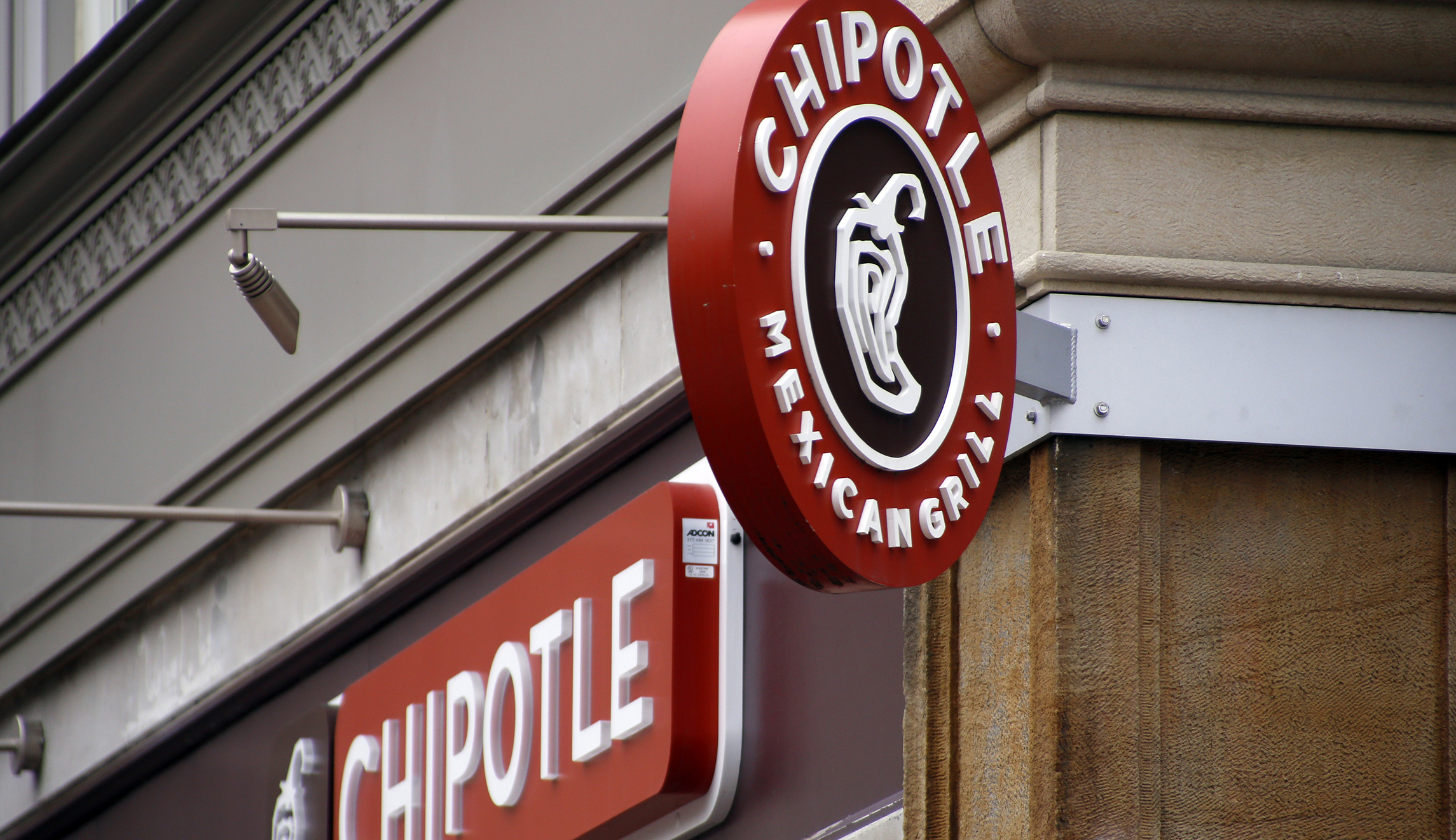 Chipotle giving employees $1,000 cash gifts, stock bonuses as result of GOP tax law